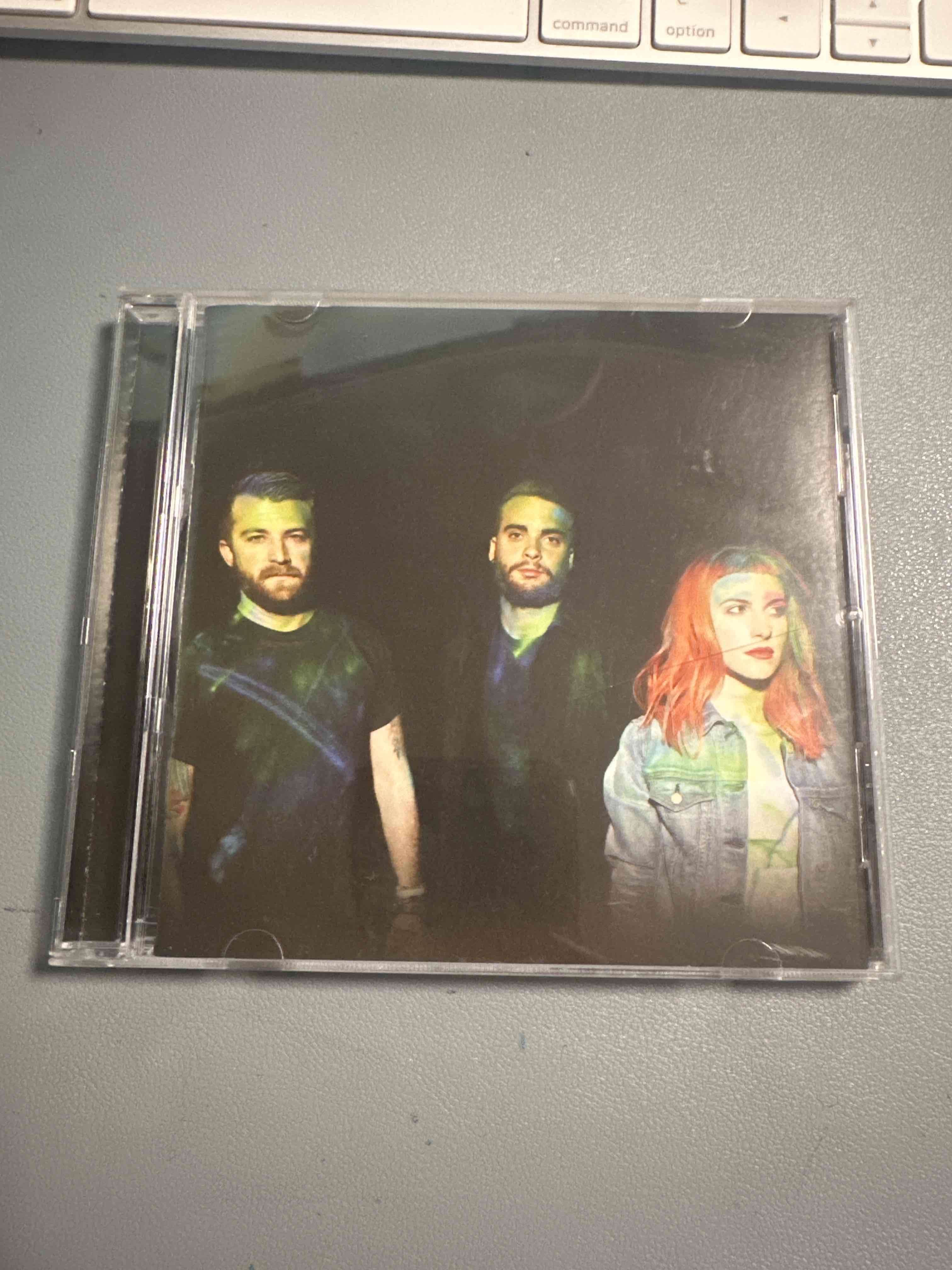 CD Paramore homónimo