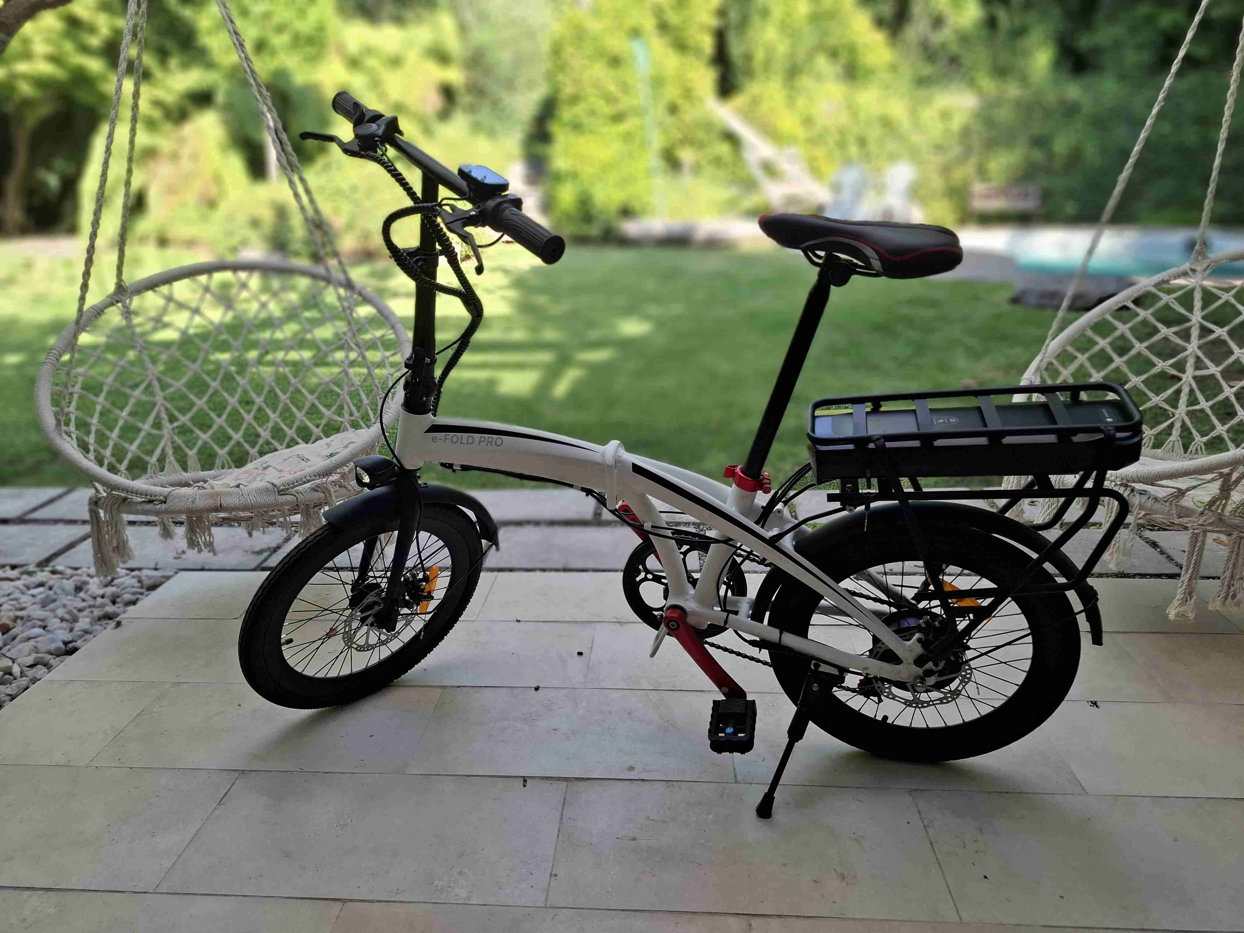 Bicicleta plegable eléctrica blanca