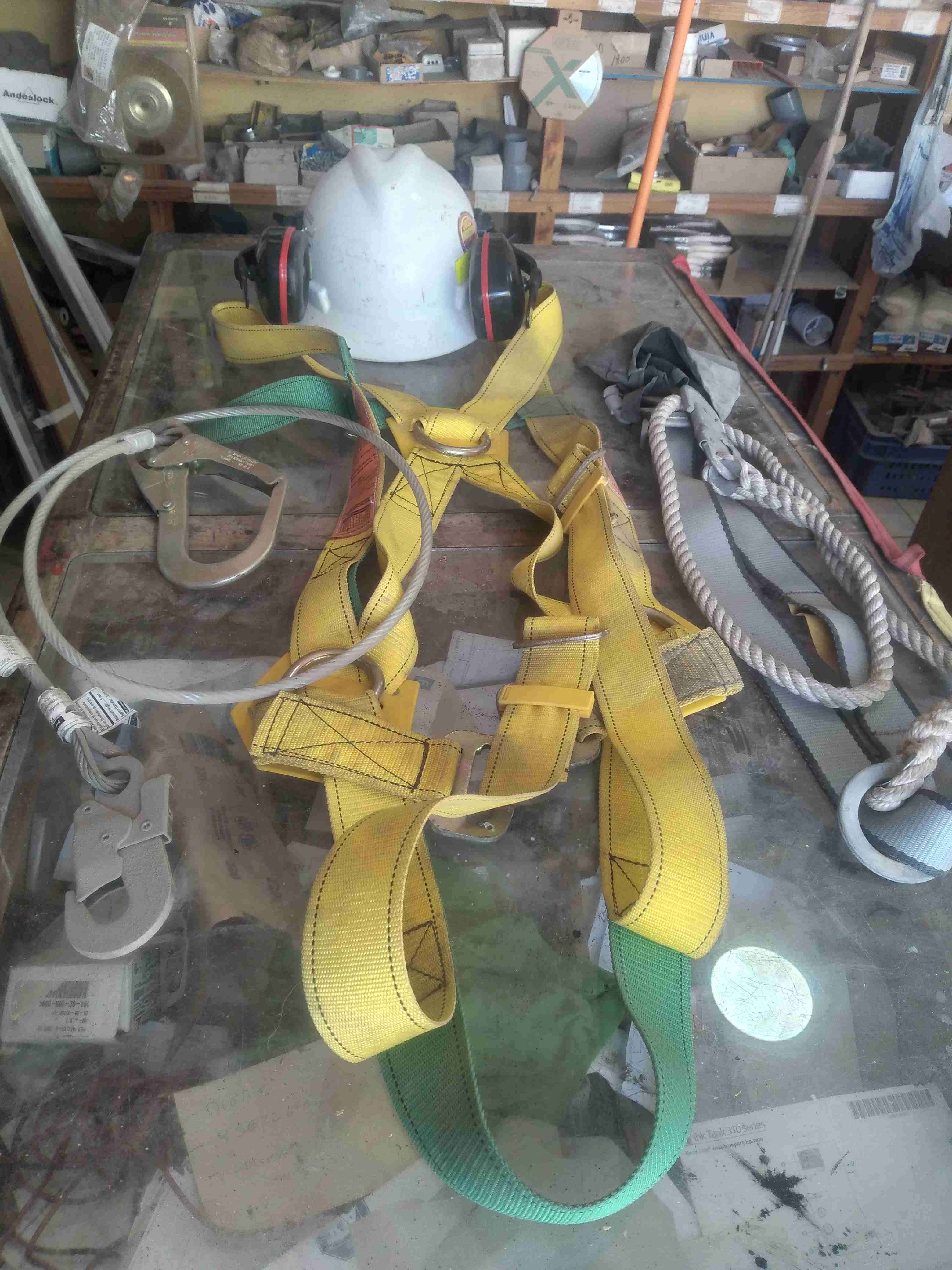 Arnés de seguridad industrial amarillo