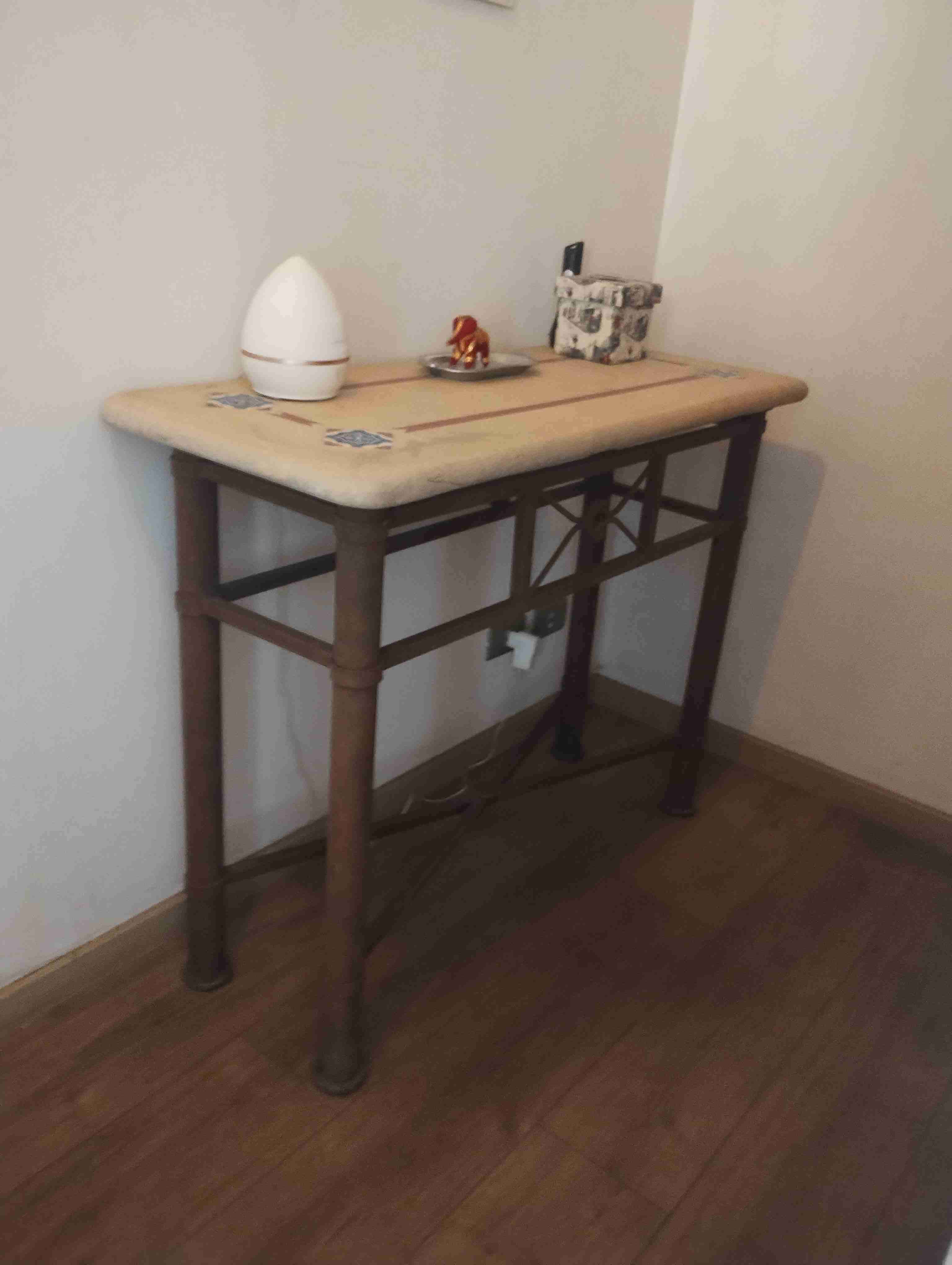 Mesa arrimo de fierro y cubierta de piedra