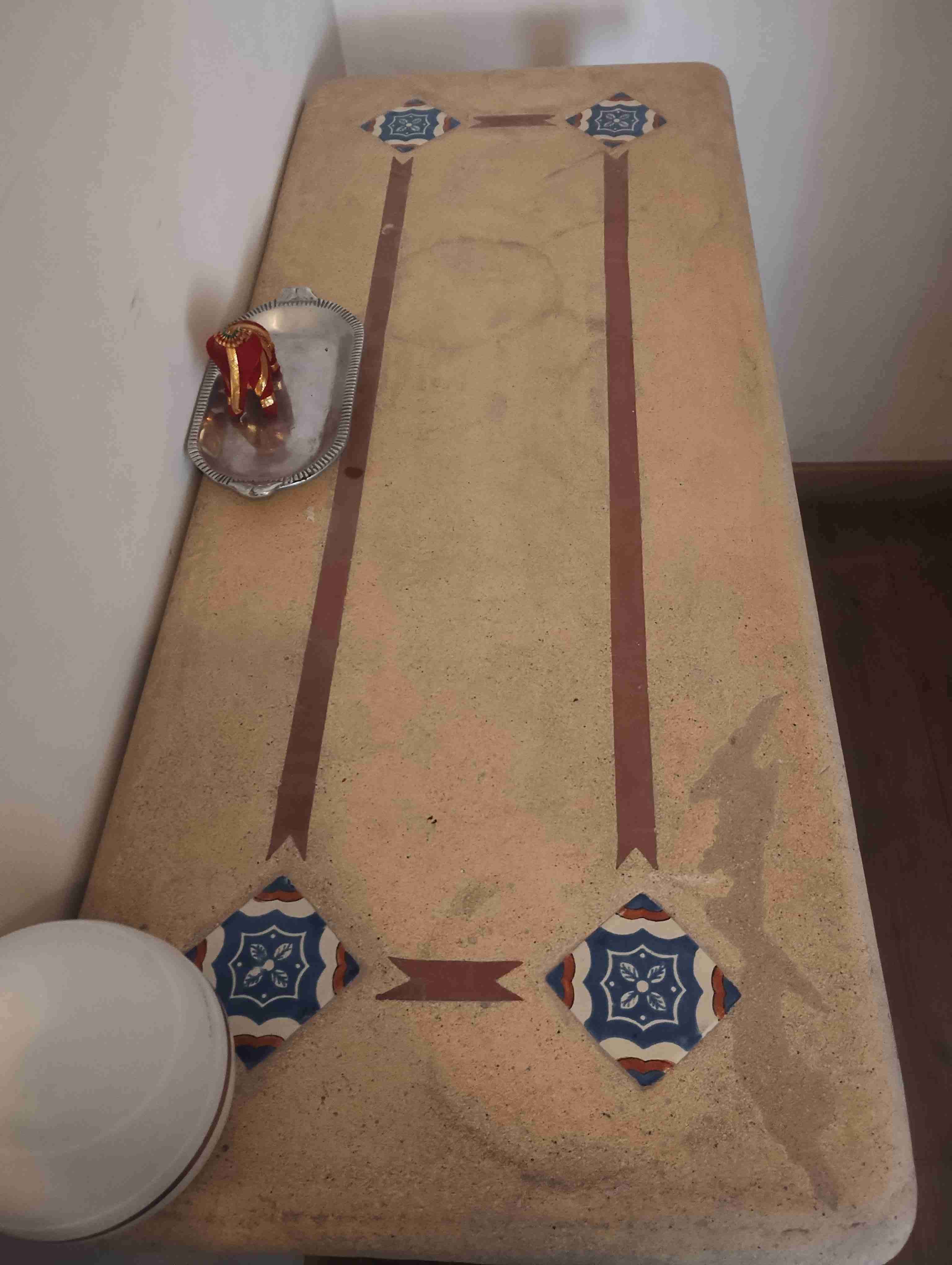 Mesa arrimo de fierro y cubierta de piedra - miniatura 2