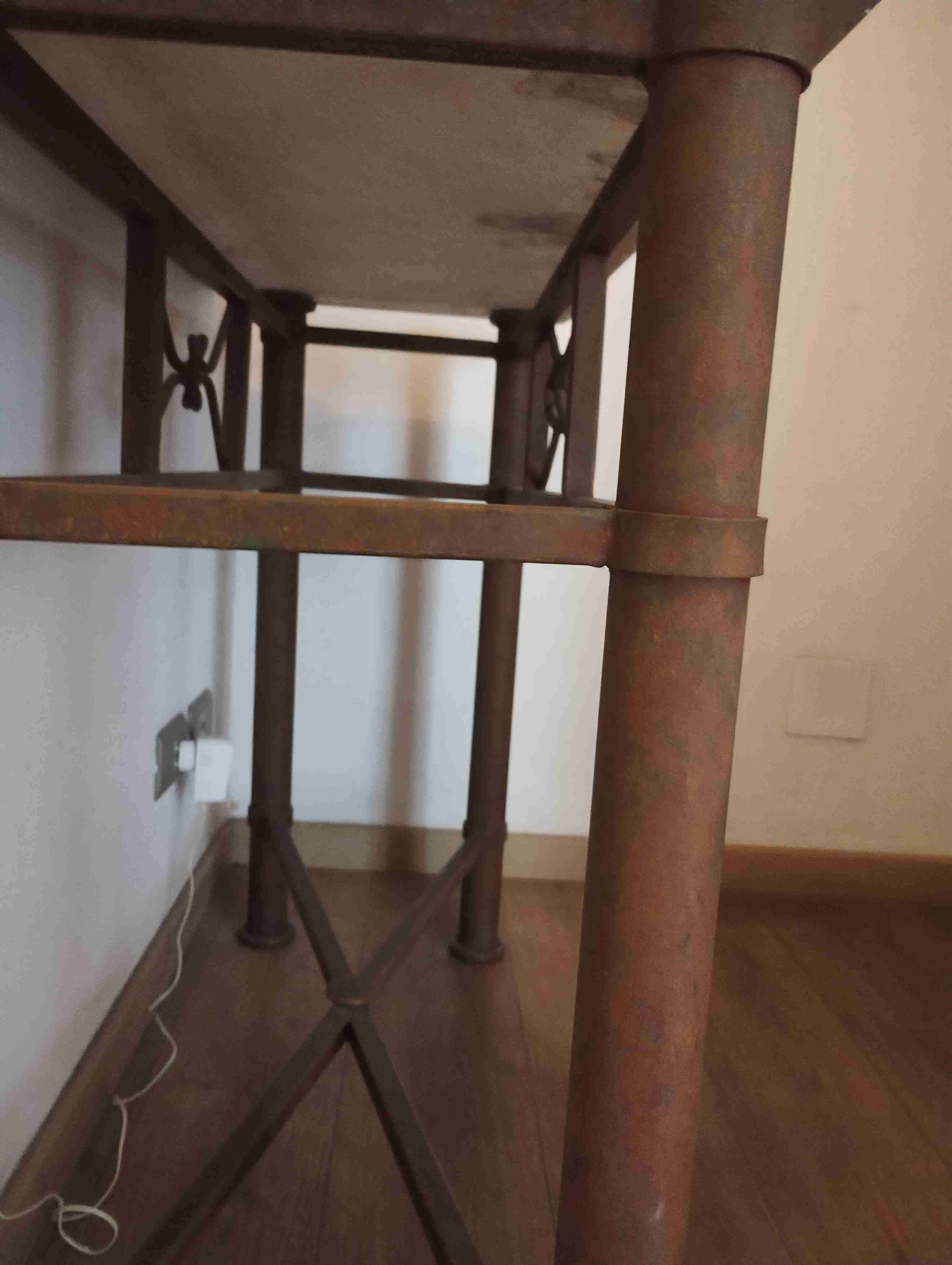 Mesa arrimo de fierro y cubierta de piedra - miniatura 3