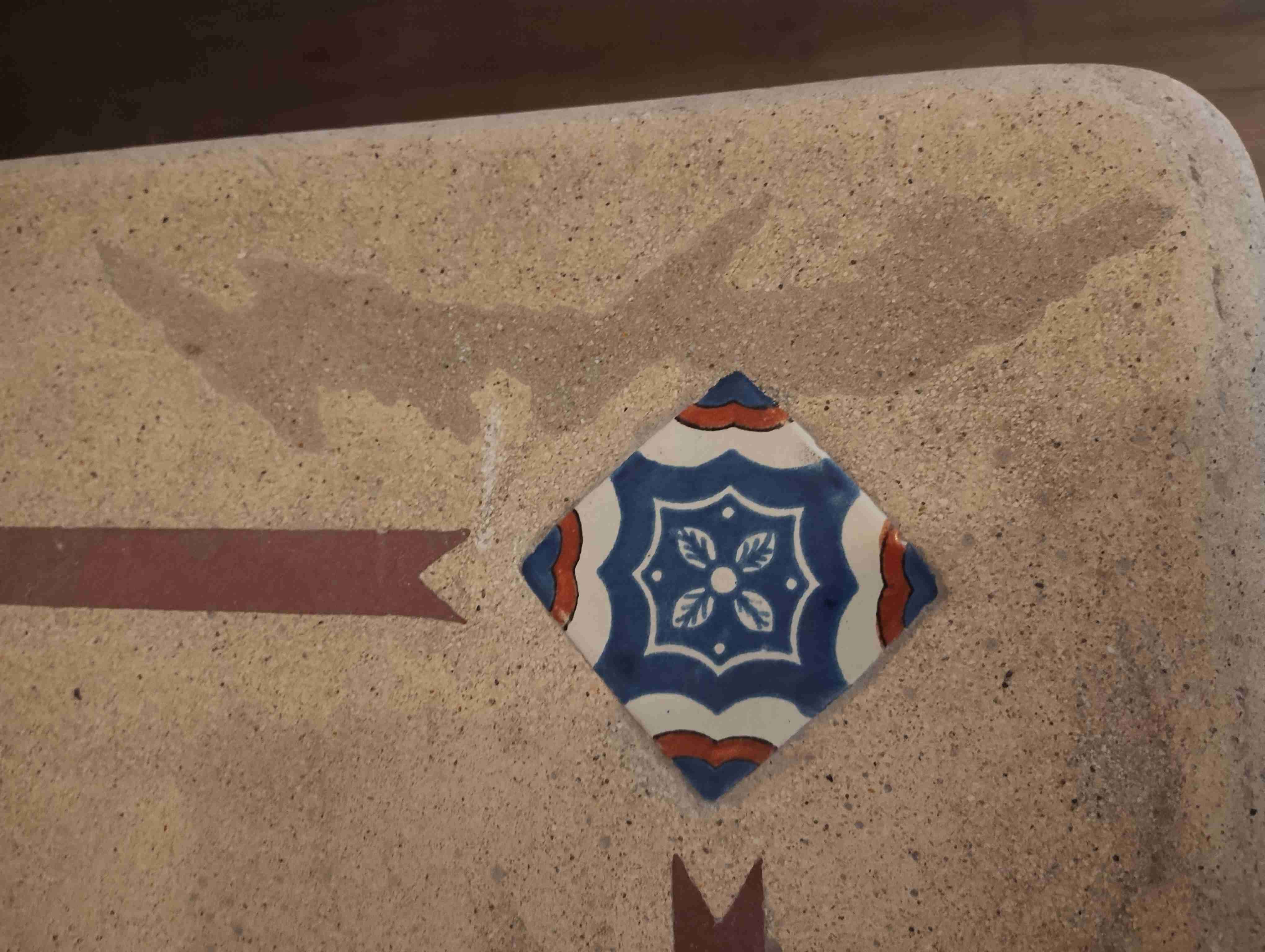 Mesa arrimo de fierro y cubierta de piedra - miniatura 4