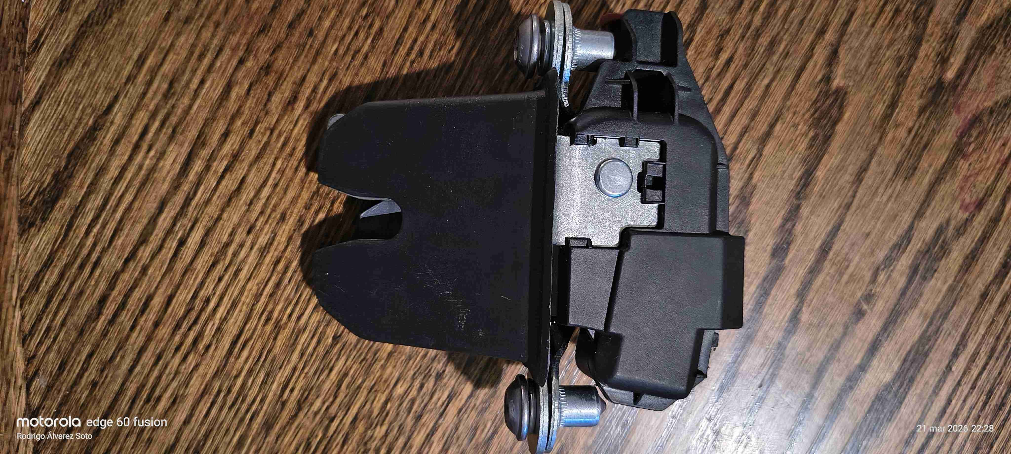 Cerradura electrica maletero VW Polo Sedan - miniatura 2