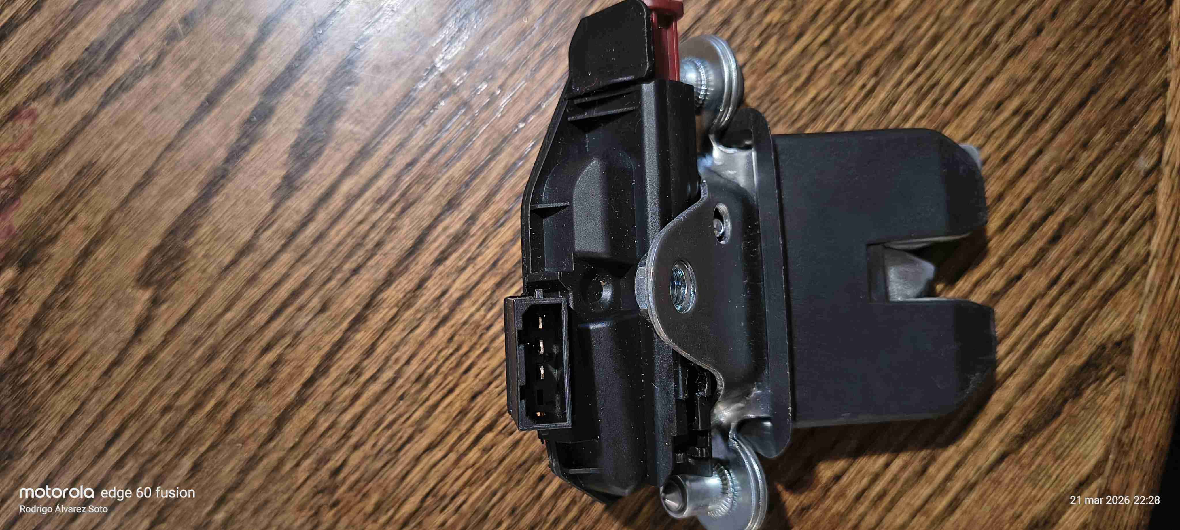 Cerradura electrica maletero VW Polo Sedan - miniatura 3