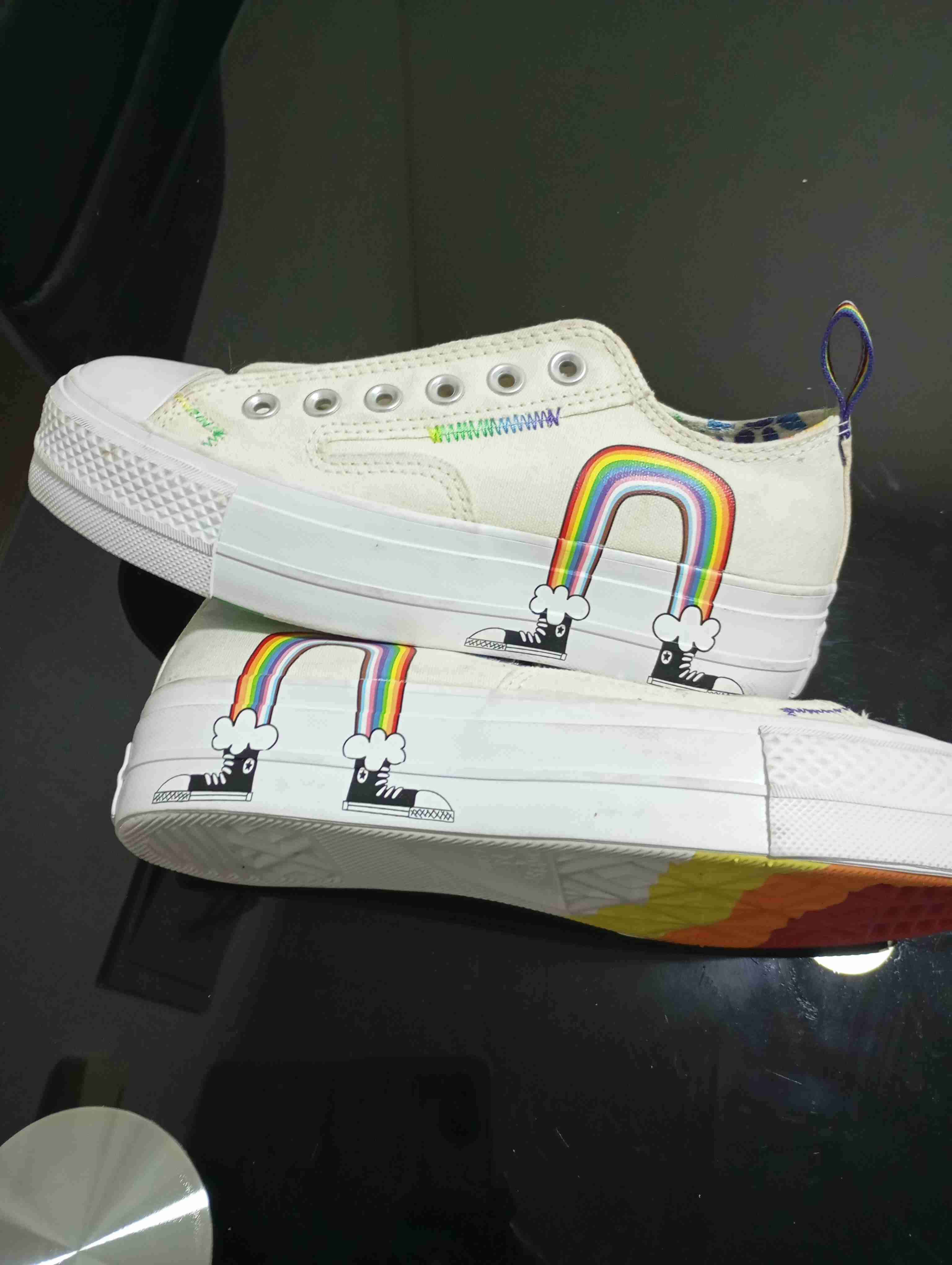 Zapatillas Converse blancas con arcoíris