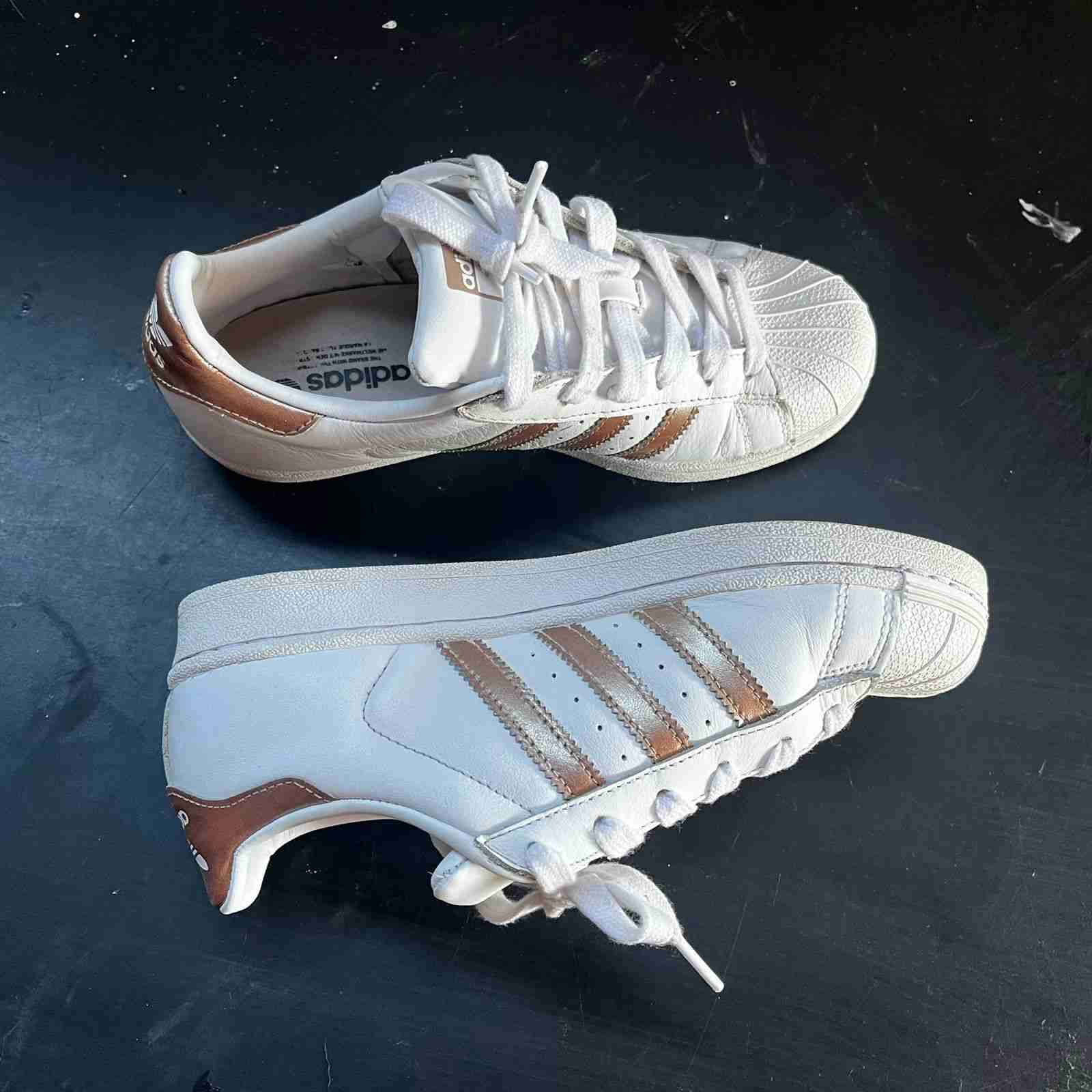 Zapatillas Adidas blancas y doradas