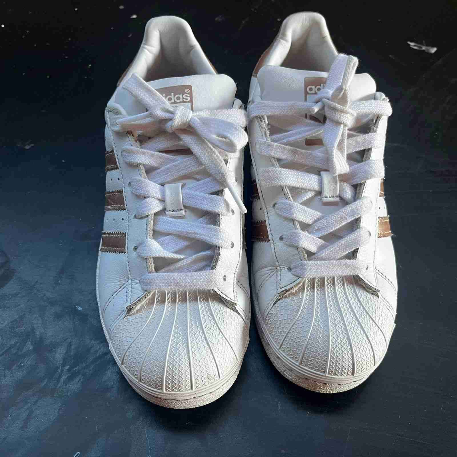 Zapatillas Adidas blancas y doradas - miniatura 2