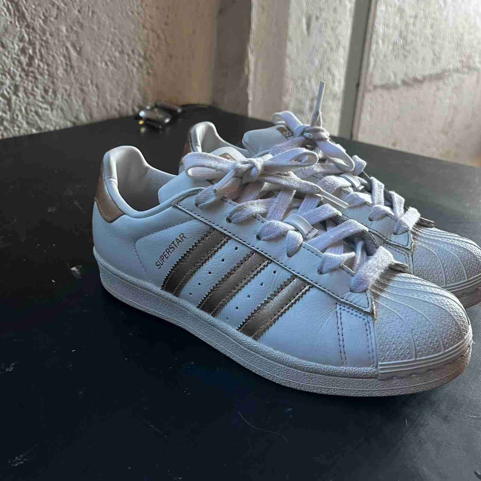 Zapatillas Adidas blancas y doradas - miniatura 3