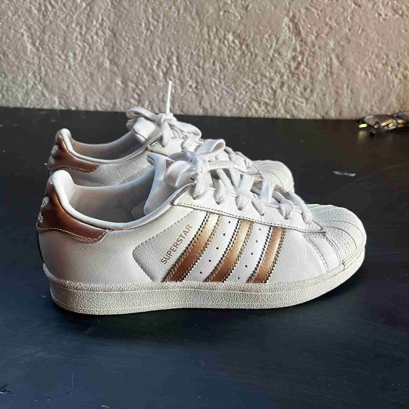 Zapatillas Adidas blancas y doradas - miniatura 4
