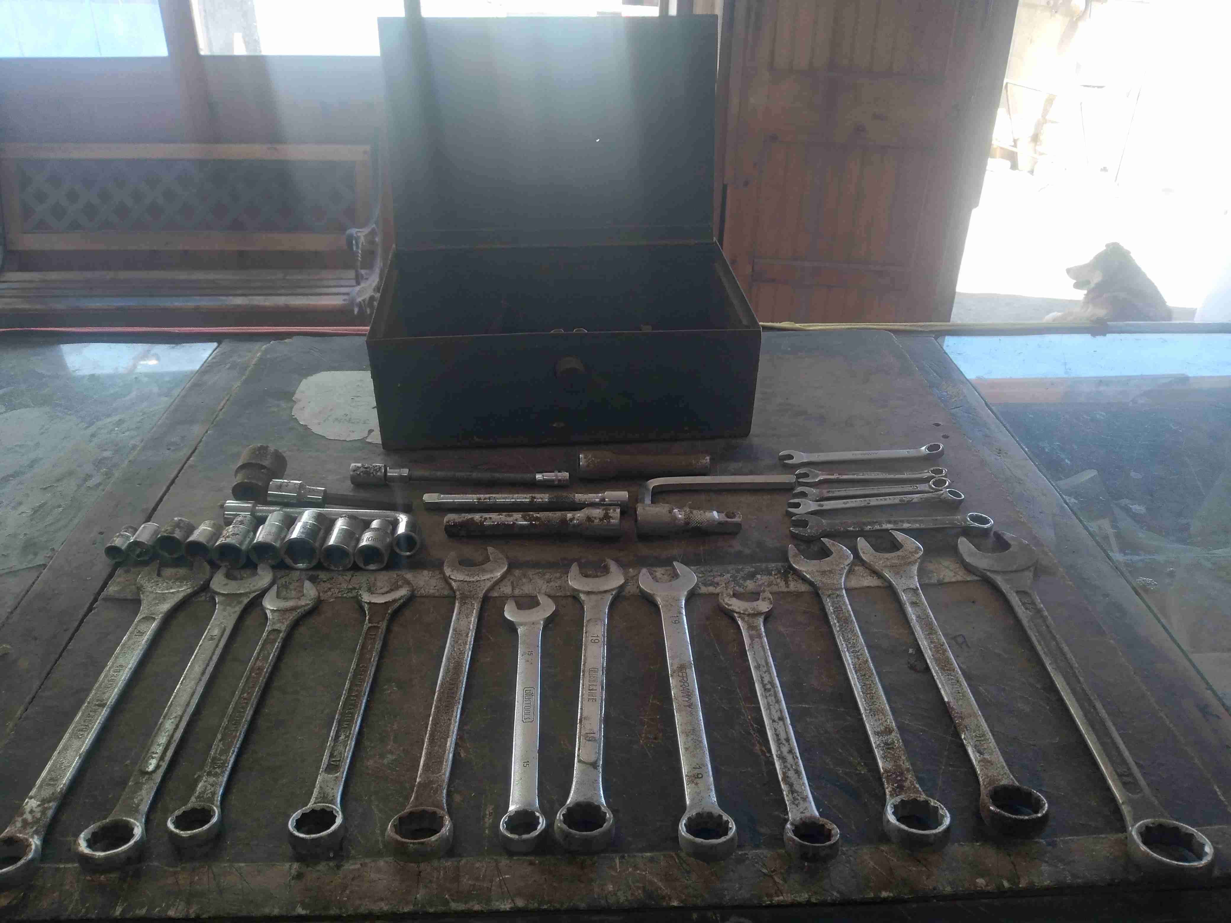 Juego de llaves y dados antiguos