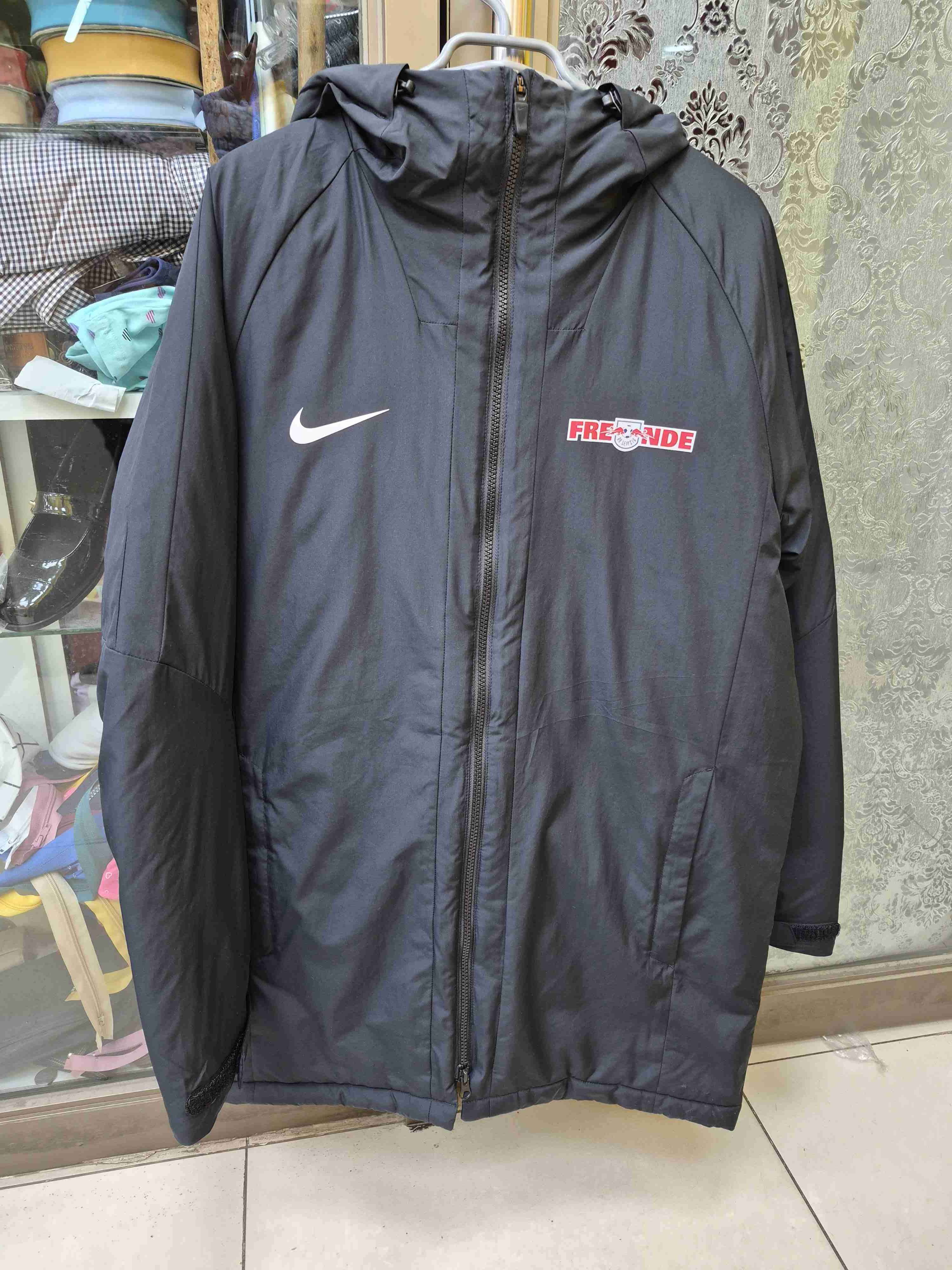 Parka negra con capucha Nike