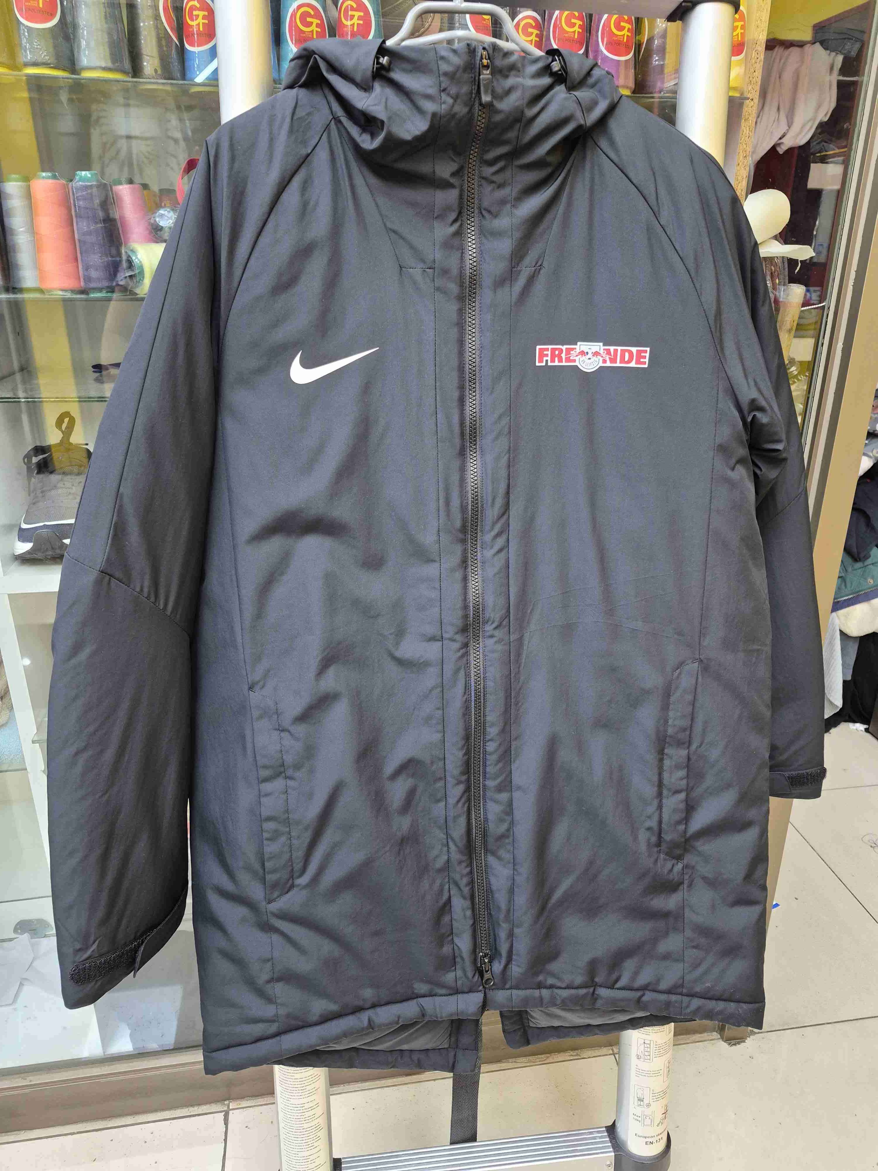 Parka negra con capucha Nike - miniatura 2