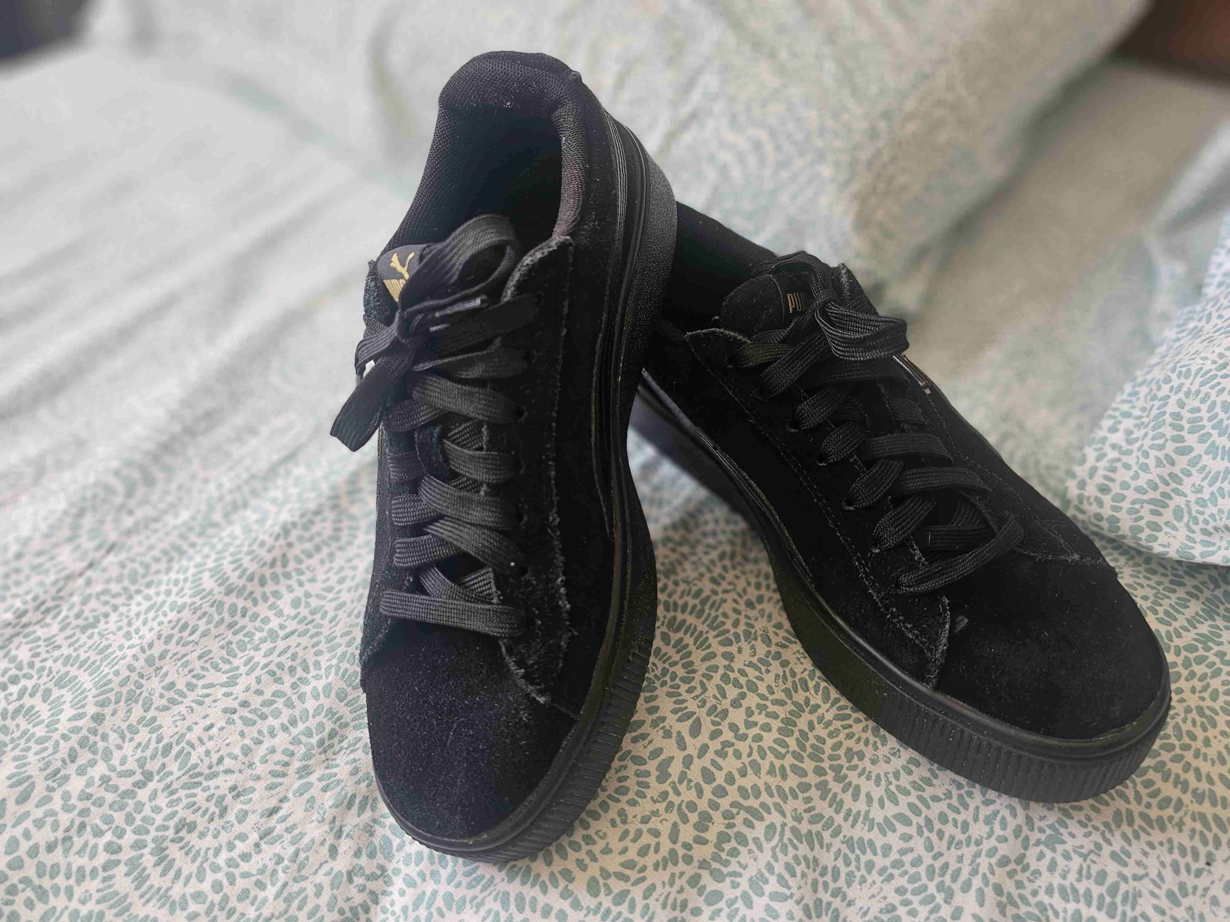 Zapatillas negras de gamuza marca Puma