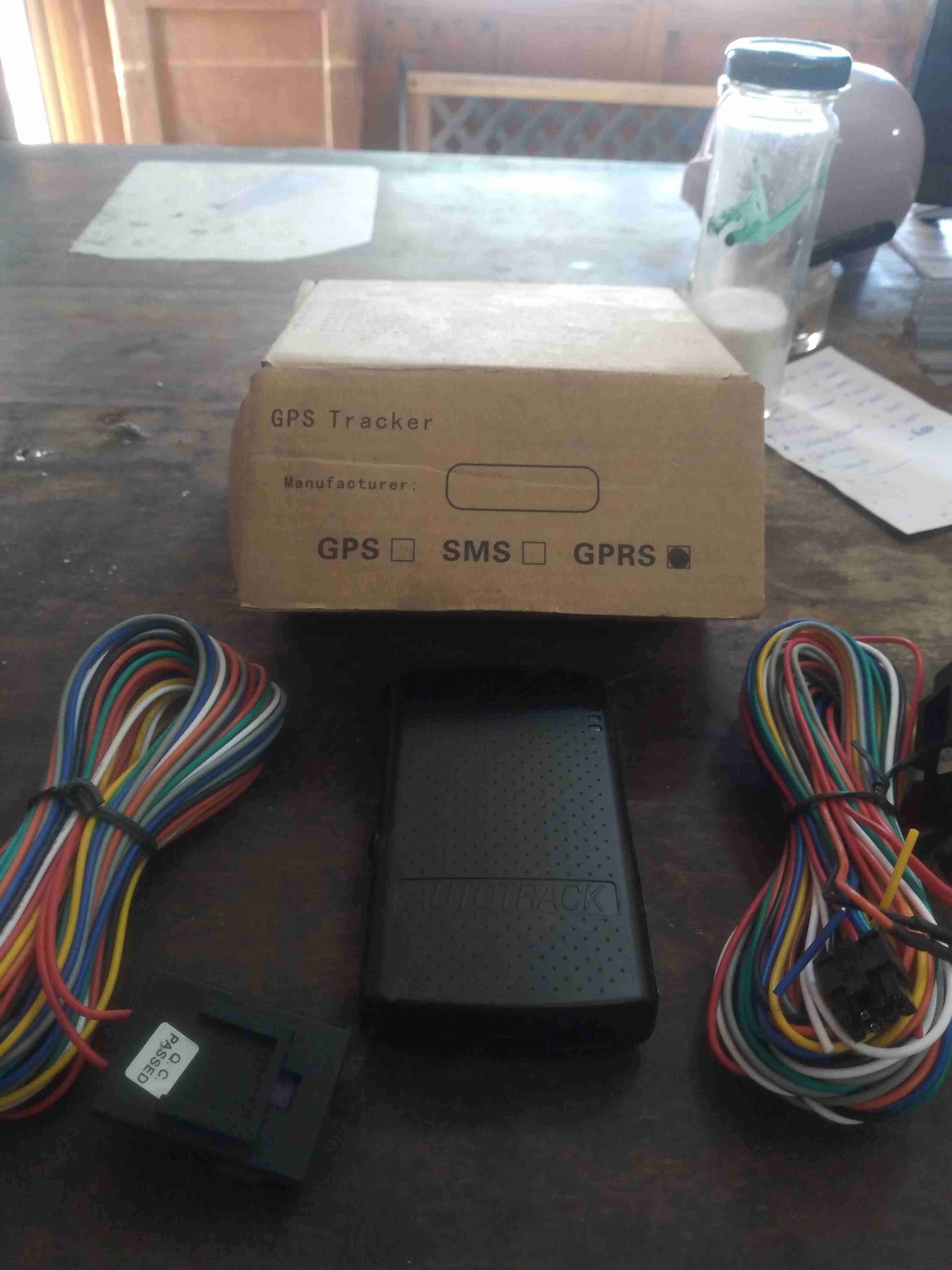 GPS Tracker con cables