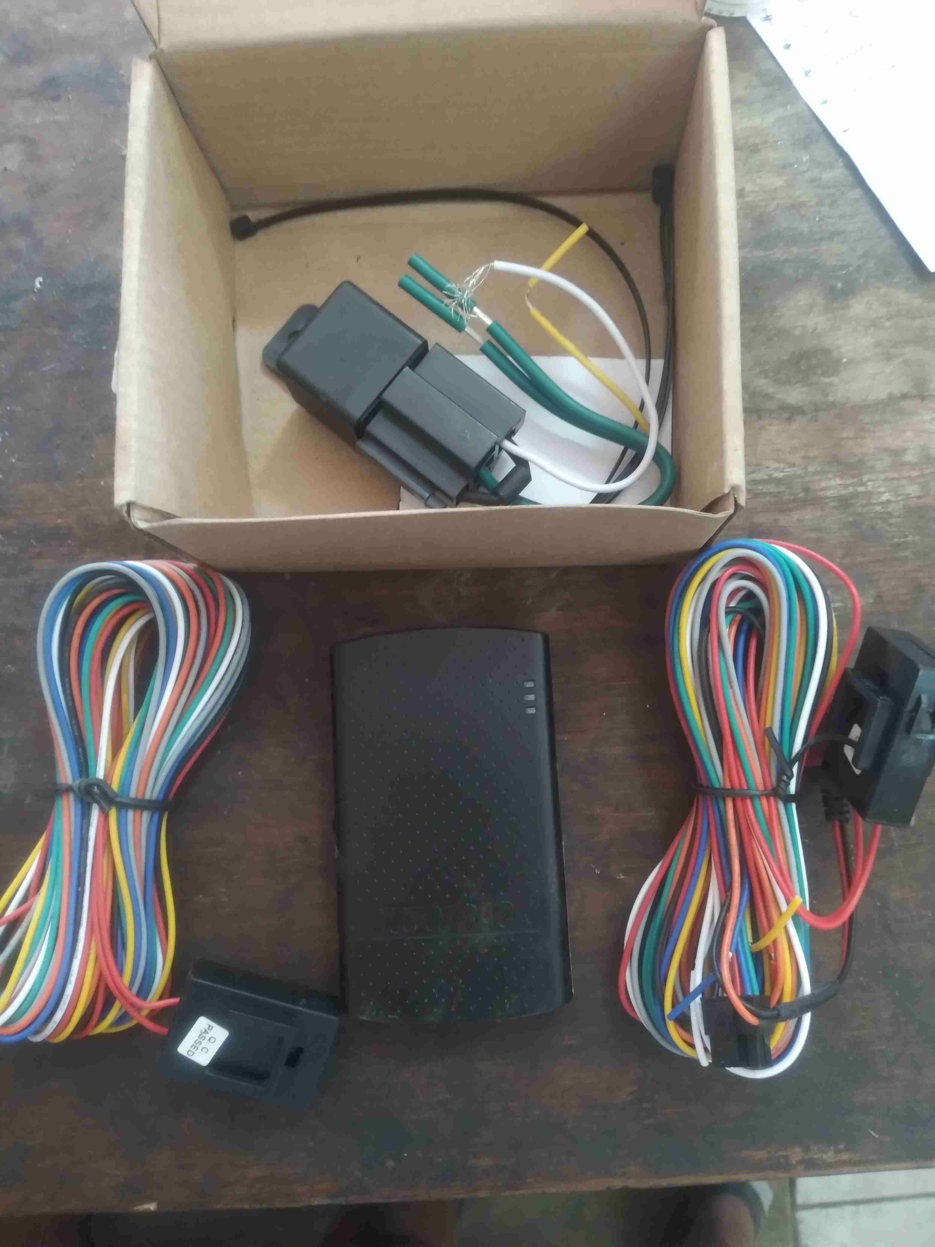 GPS Tracker con cables - miniatura 2