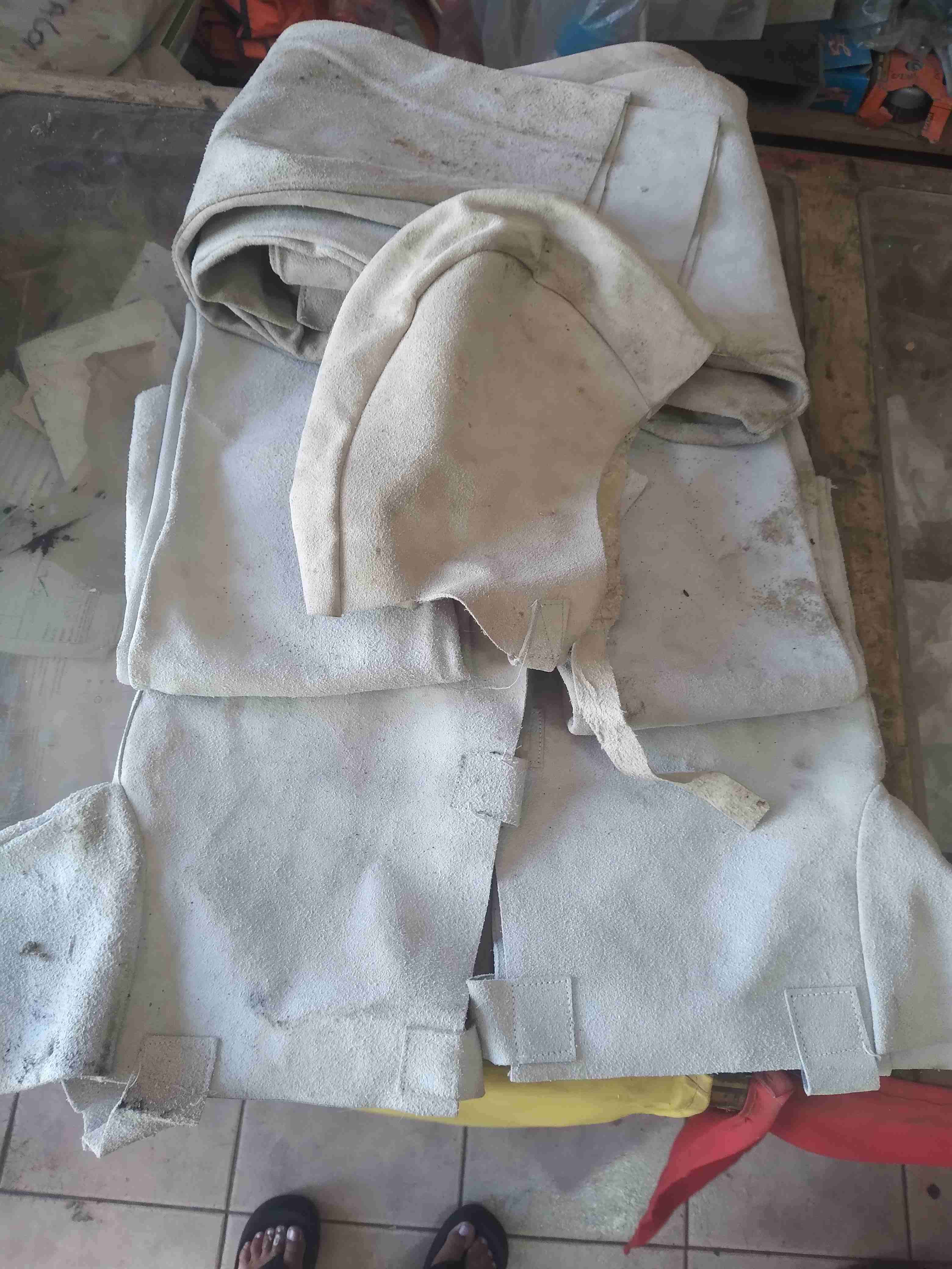 Ropa de protección blanca usada