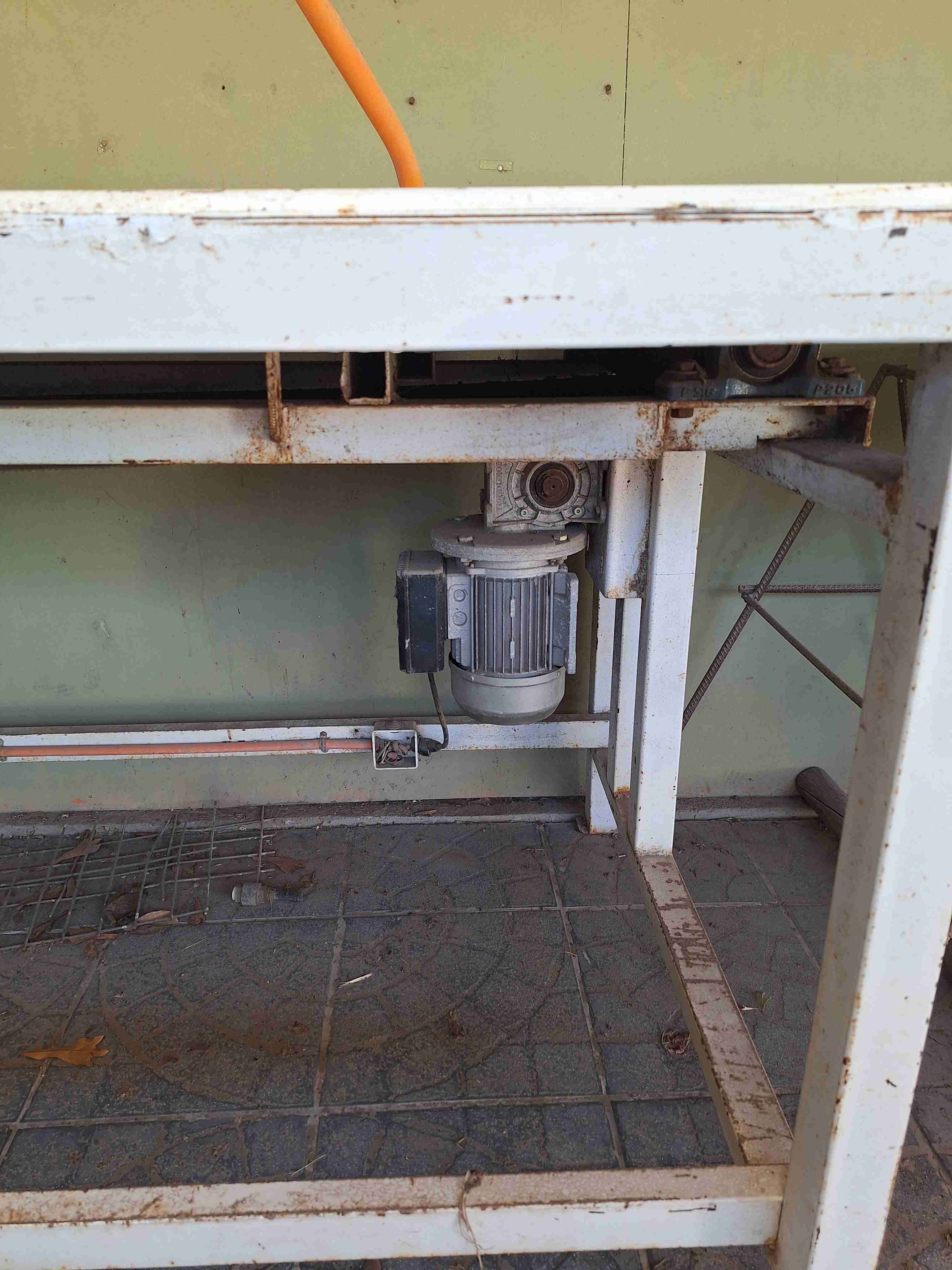 Mesa con cinta transportadora usada - miniatura 2