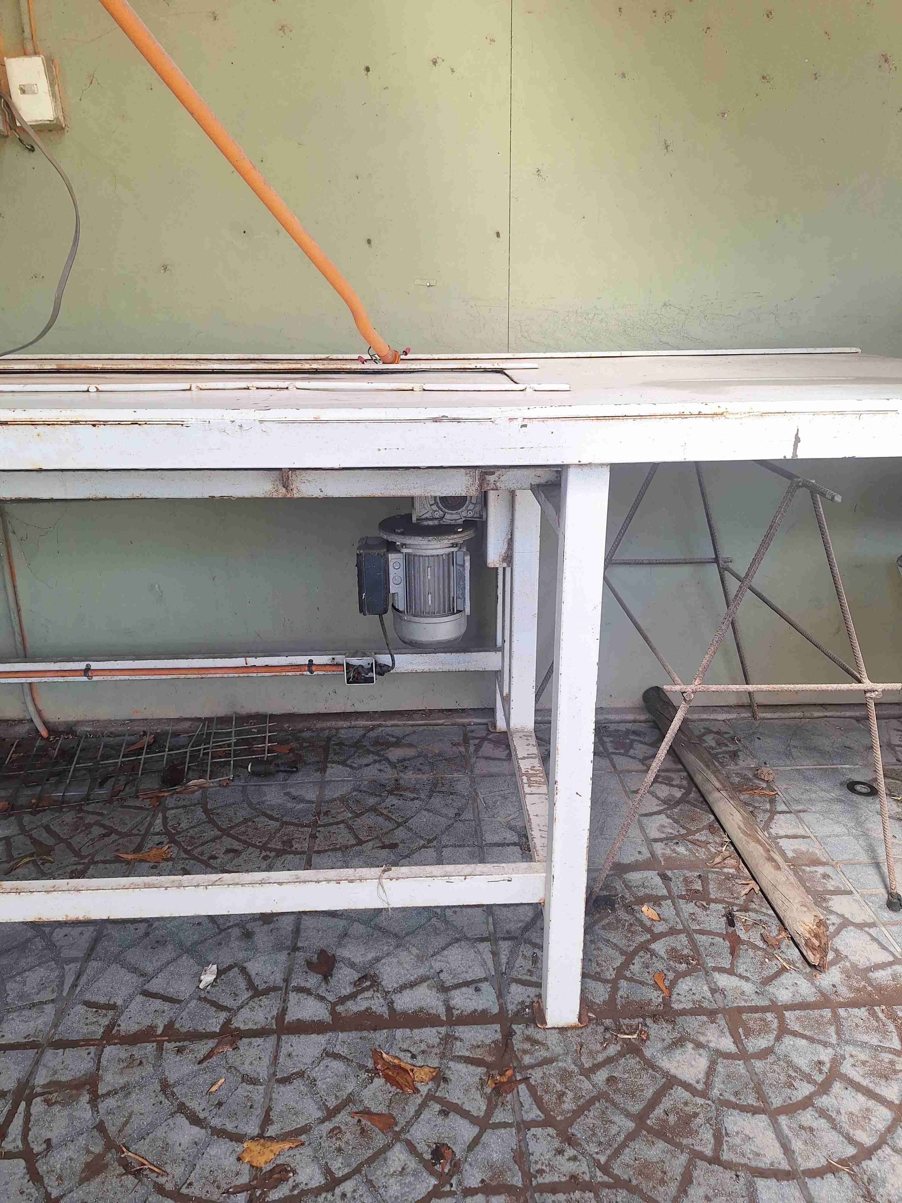 Mesa con cinta transportadora usada - miniatura 4