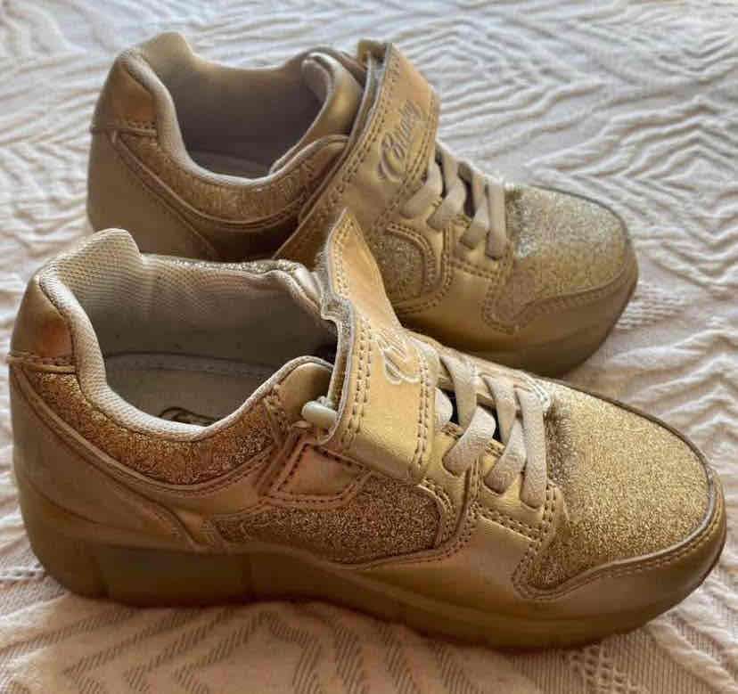 Zapatillas Colloky n°29 doradas con ruedas