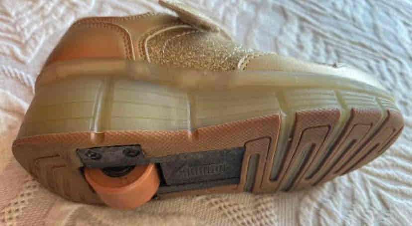 Zapatillas Colloky n°29 doradas con ruedas - miniatura 3