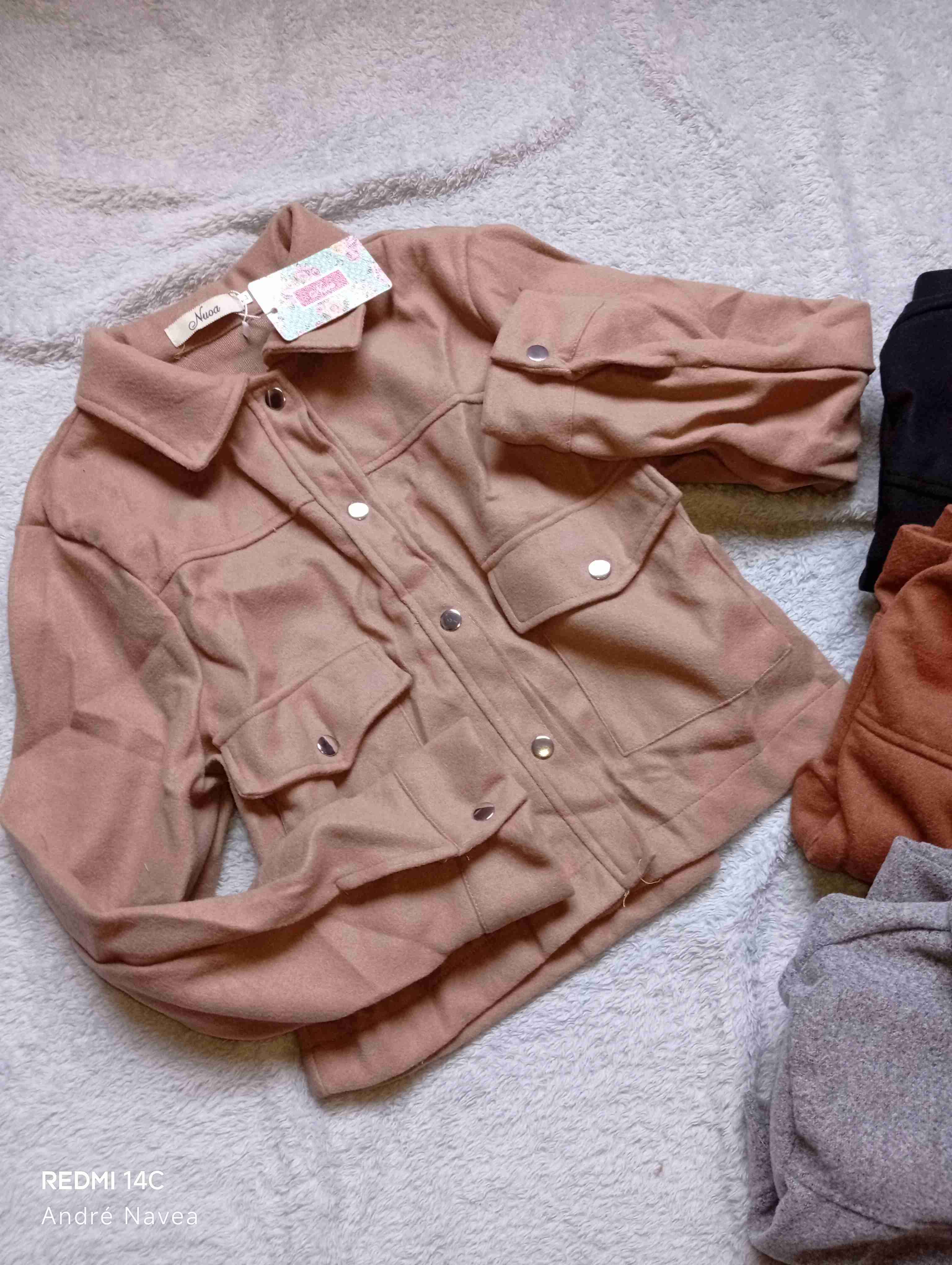 Chaqueta corta beige nueva