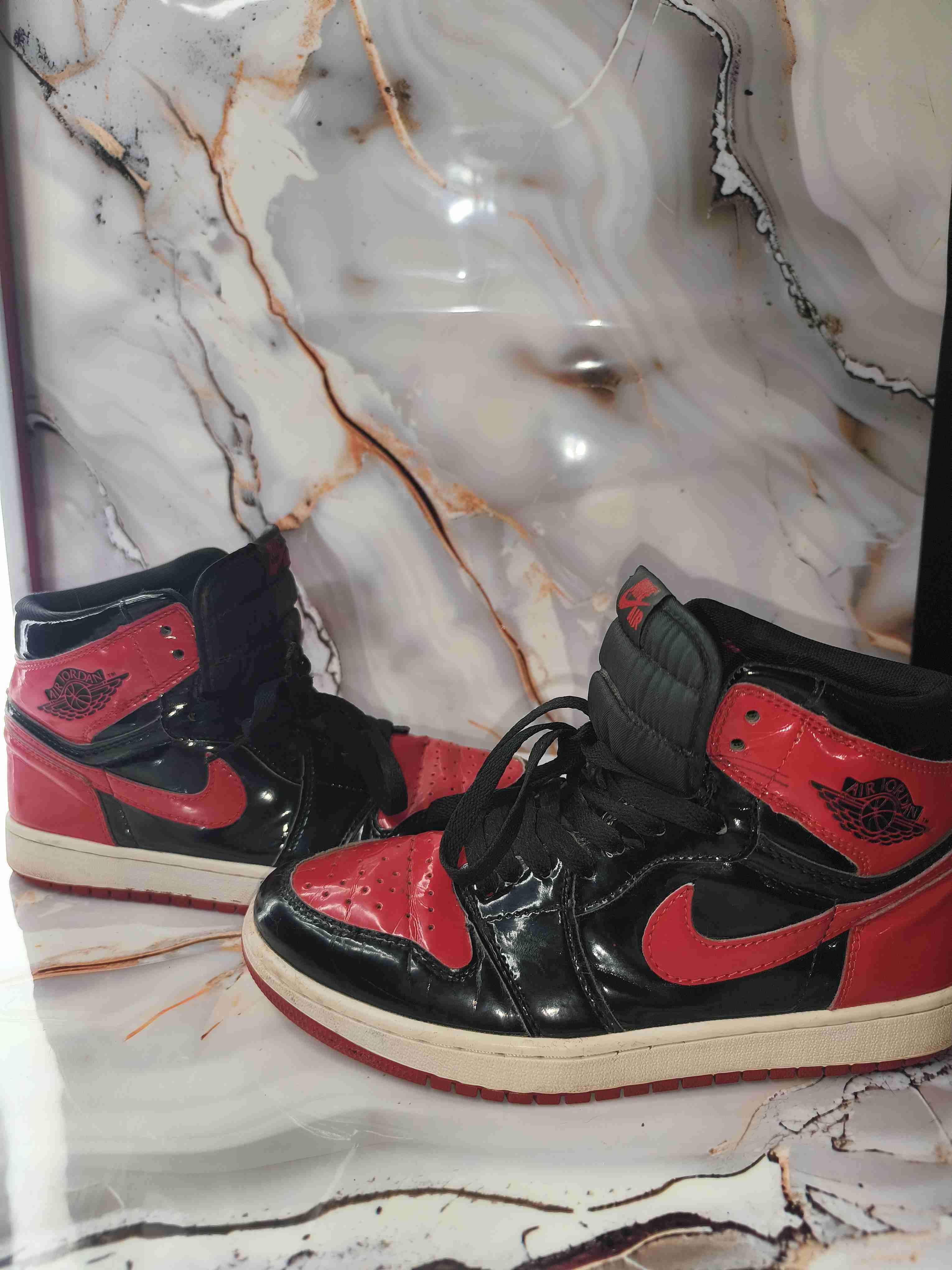 Zapatillas negras y rojas de cuero