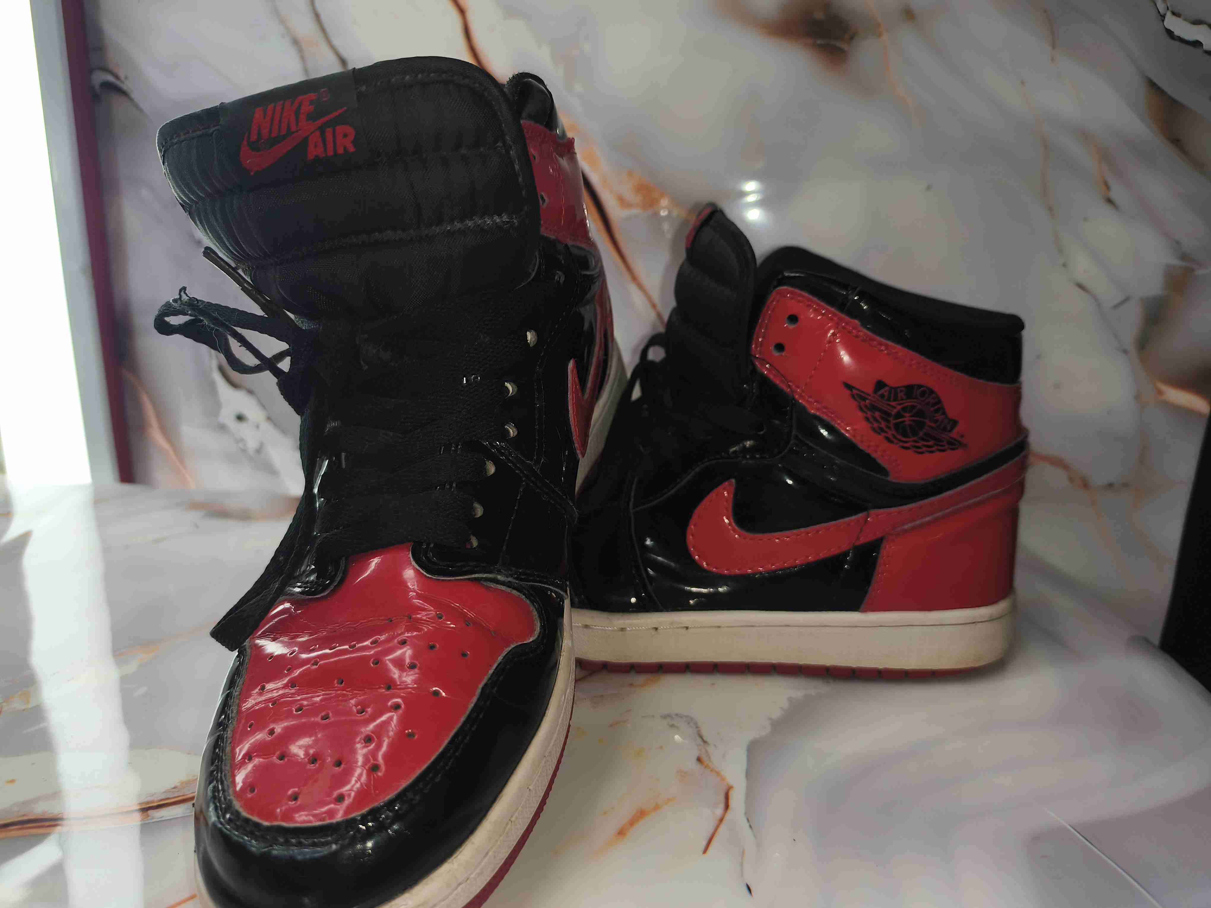 Zapatillas negras y rojas de cuero - miniatura 2