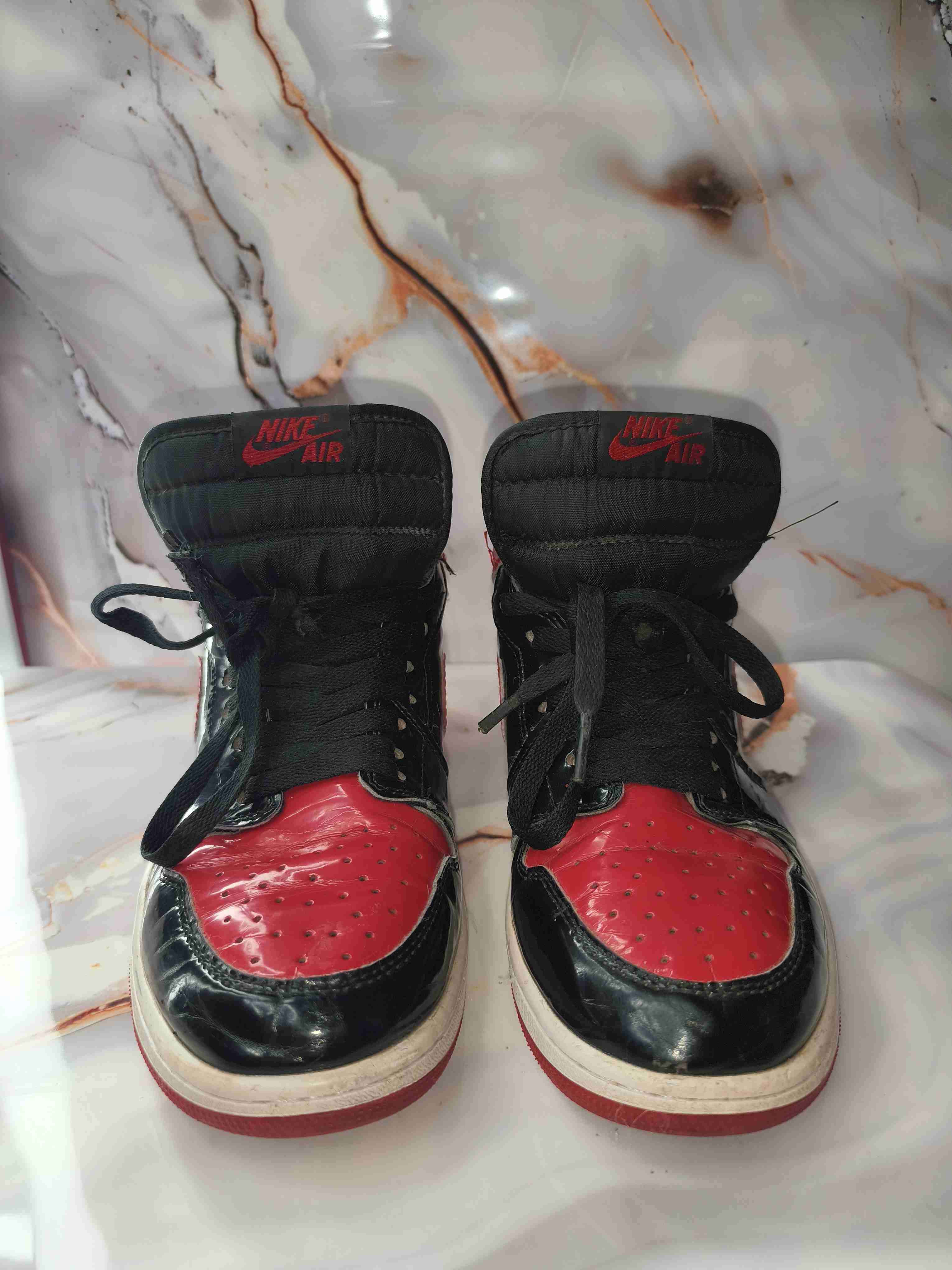 Zapatillas negras y rojas de cuero - miniatura 3