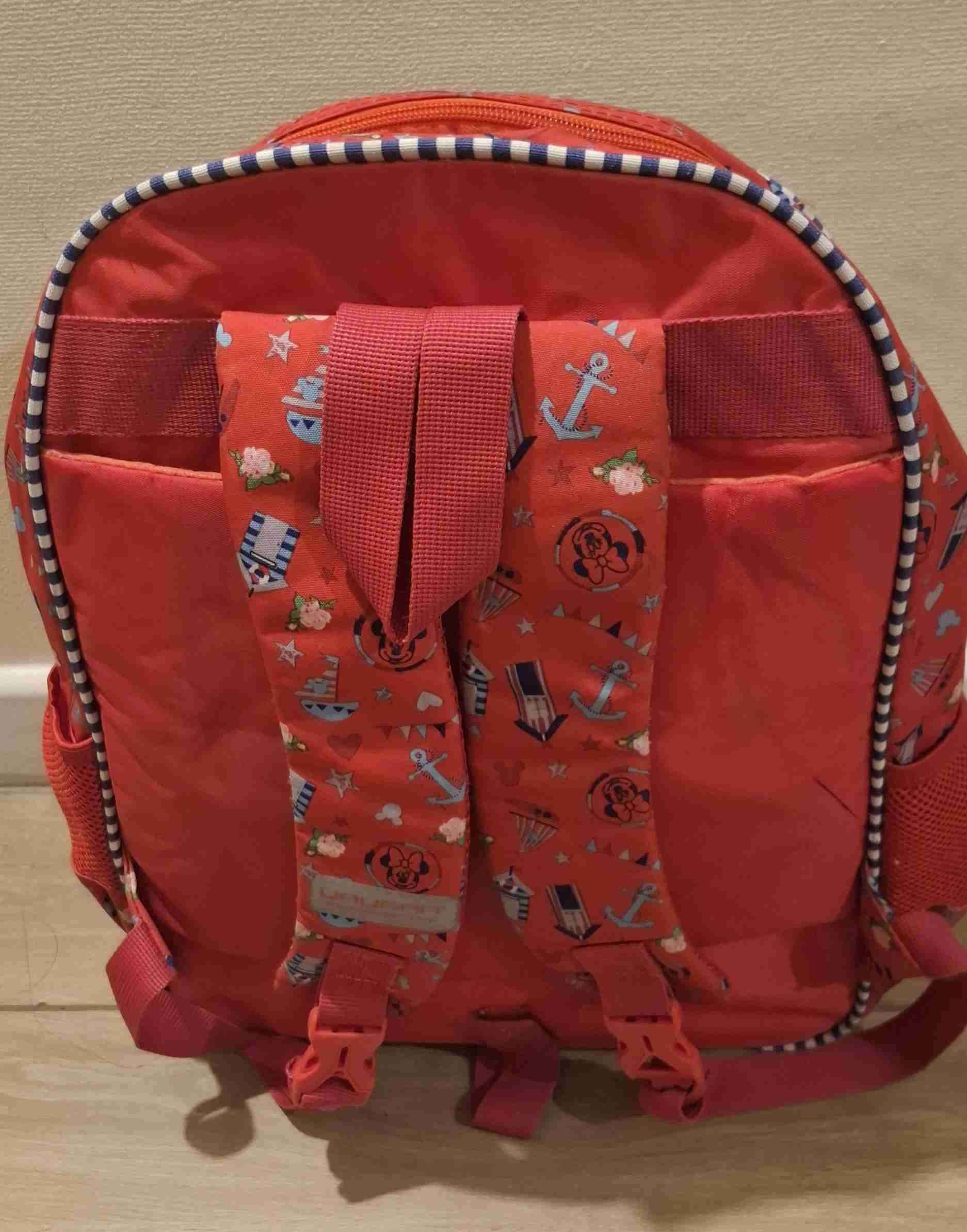 Mochila roja con diseño infantil