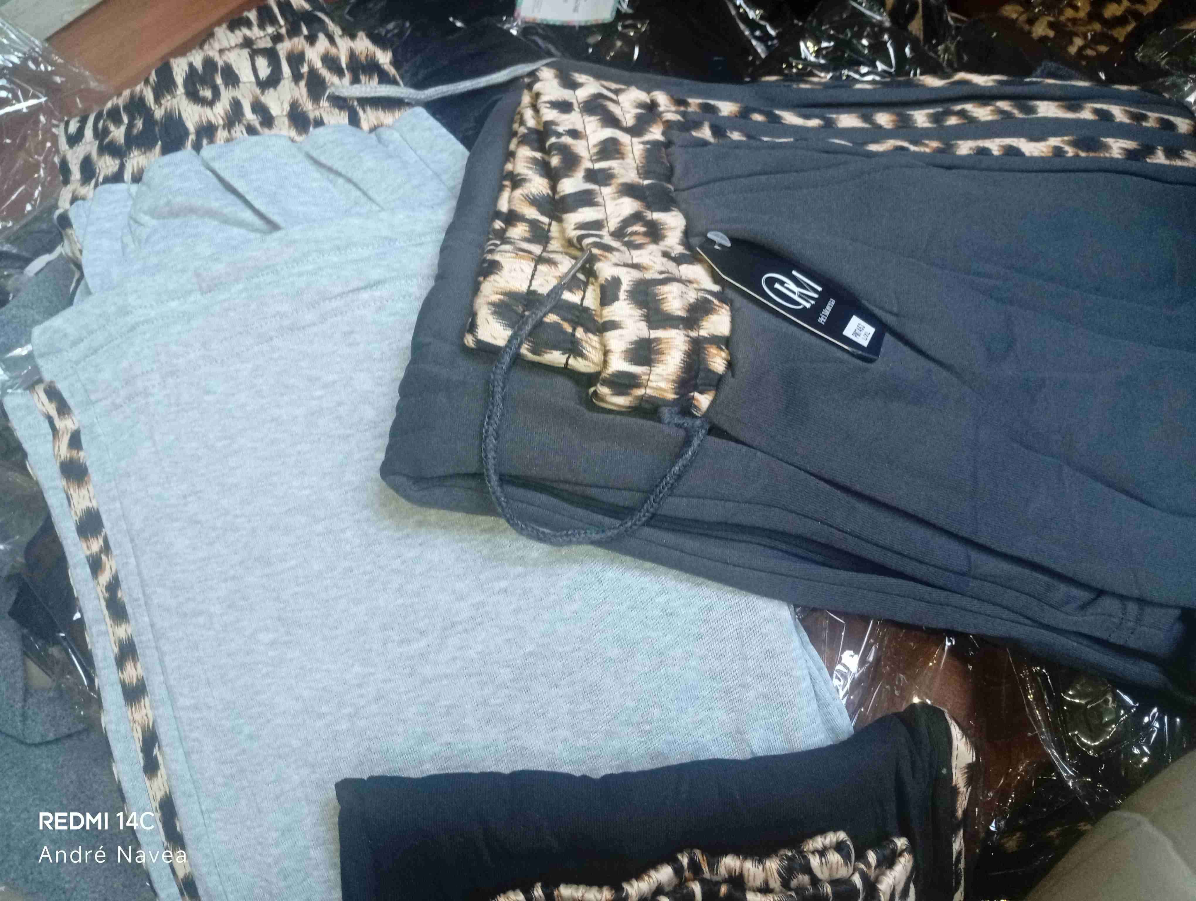 Joggers beige con detalle animal print - miniatura 2
