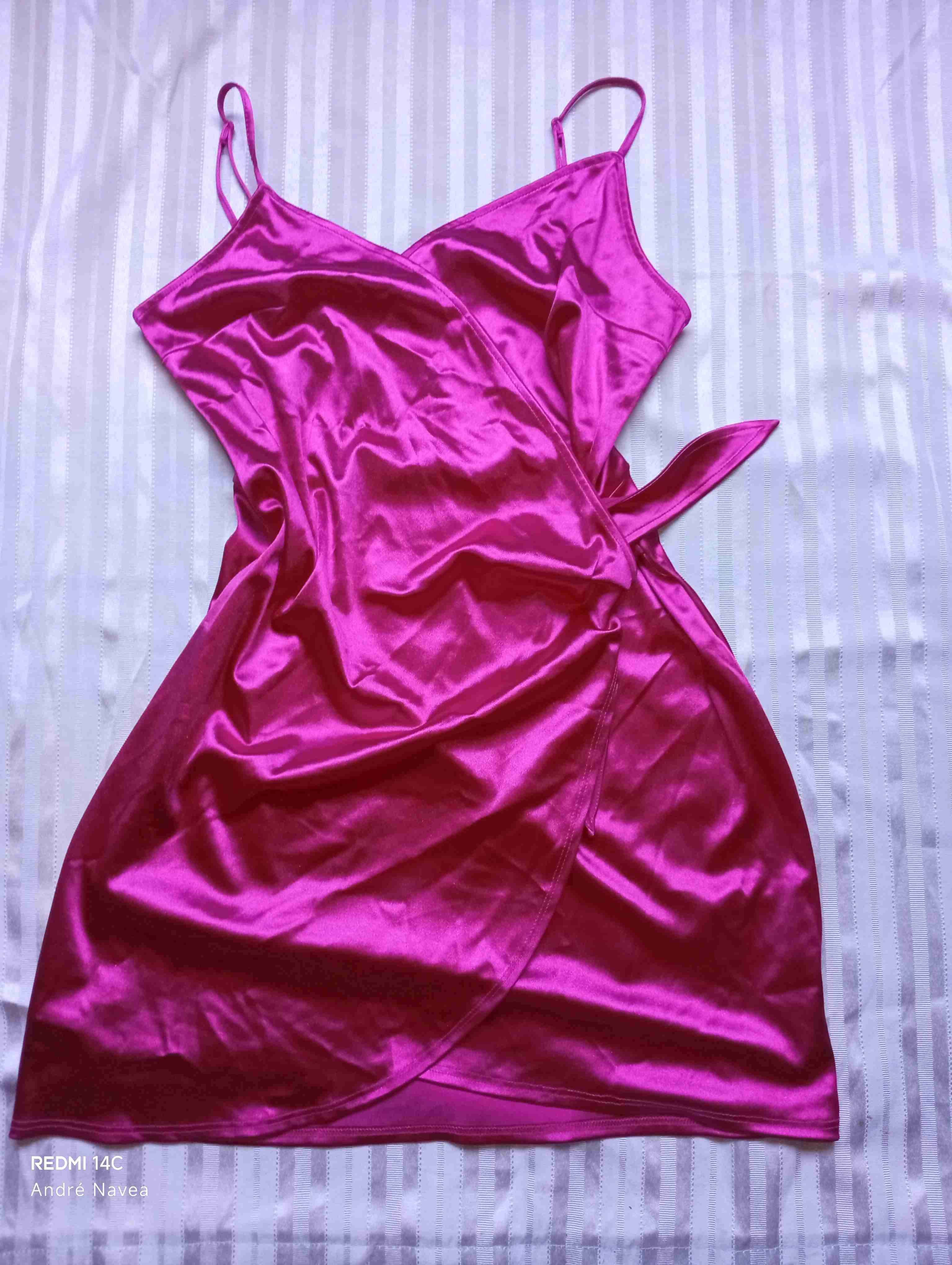 Vestido fucsia satinado