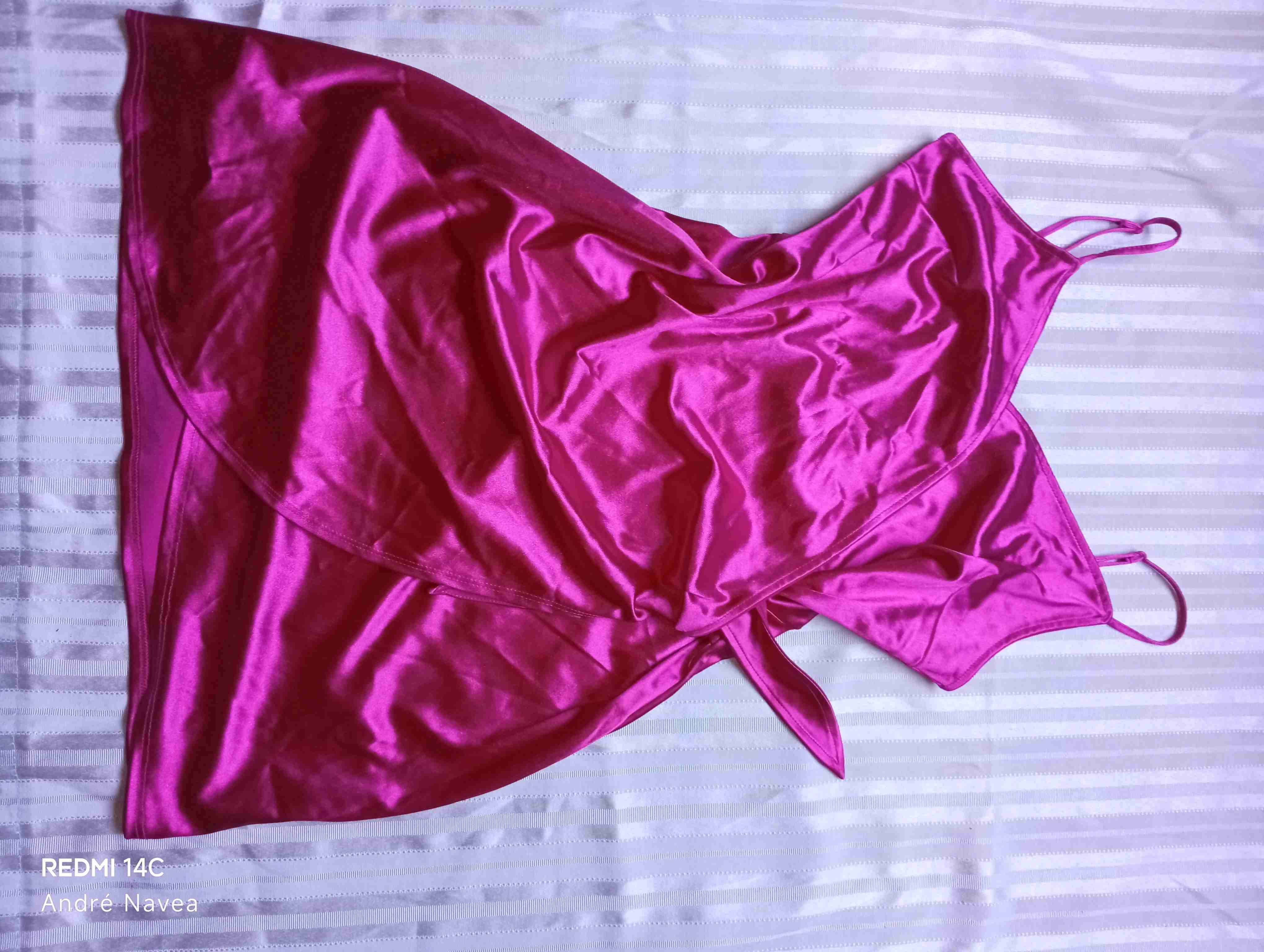Vestido fucsia satinado - miniatura 2