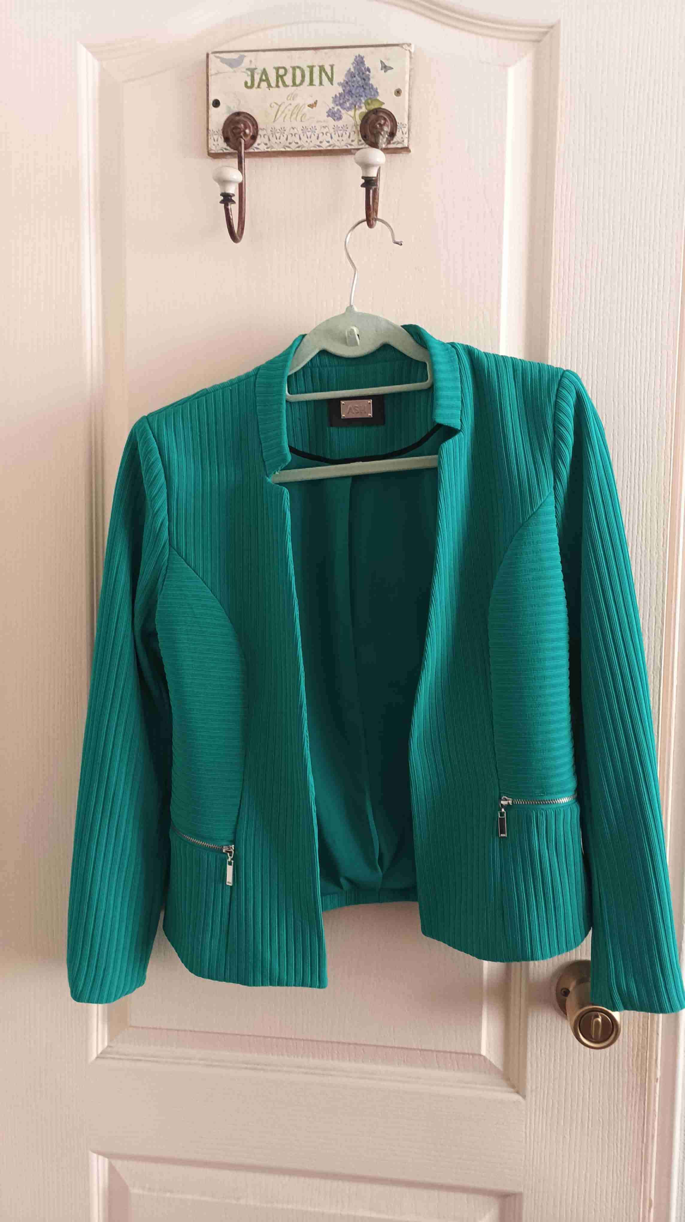 Chaqueta verde ribeteada