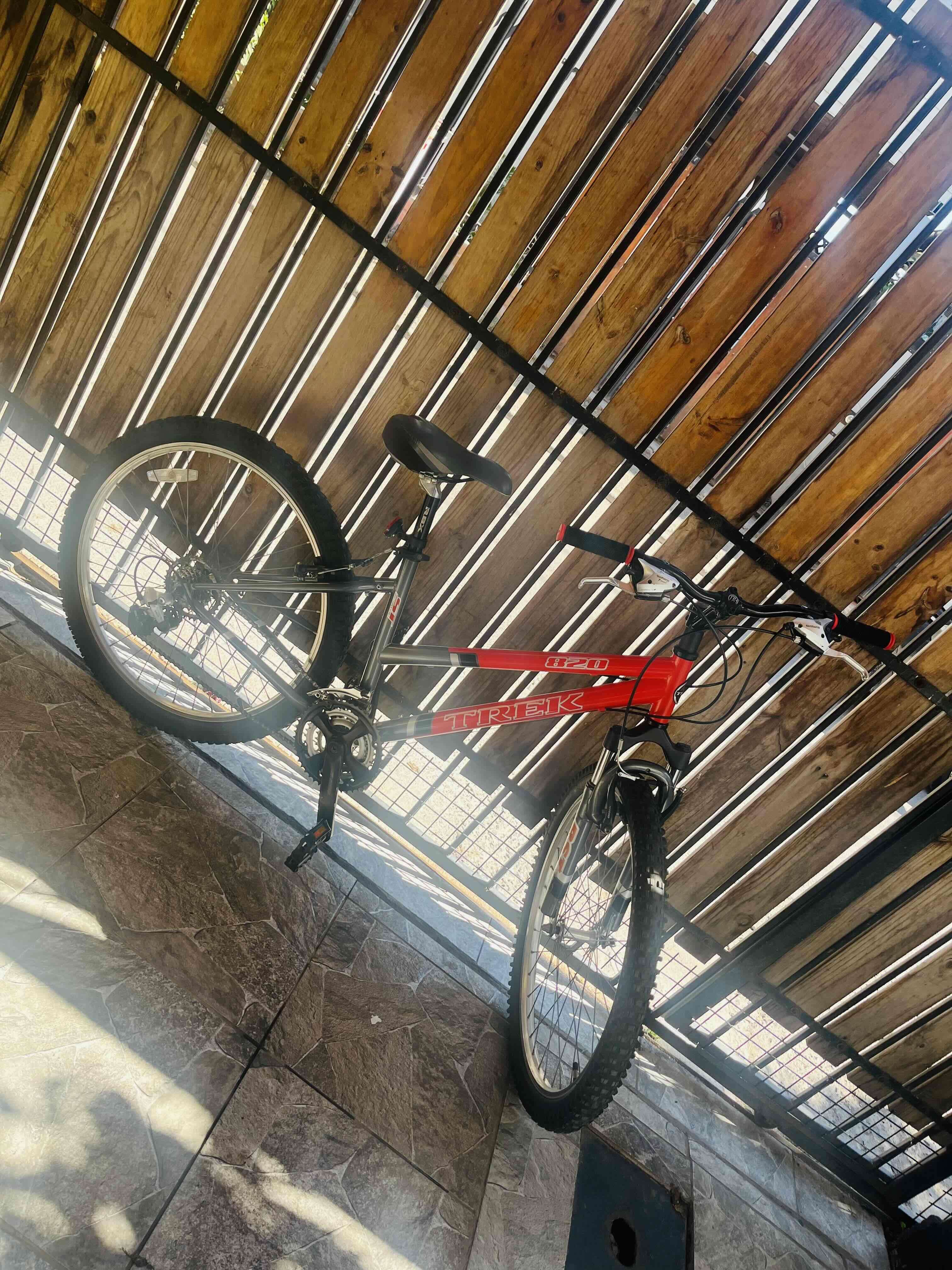 Bicicleta Trek MTB roja - miniatura 2