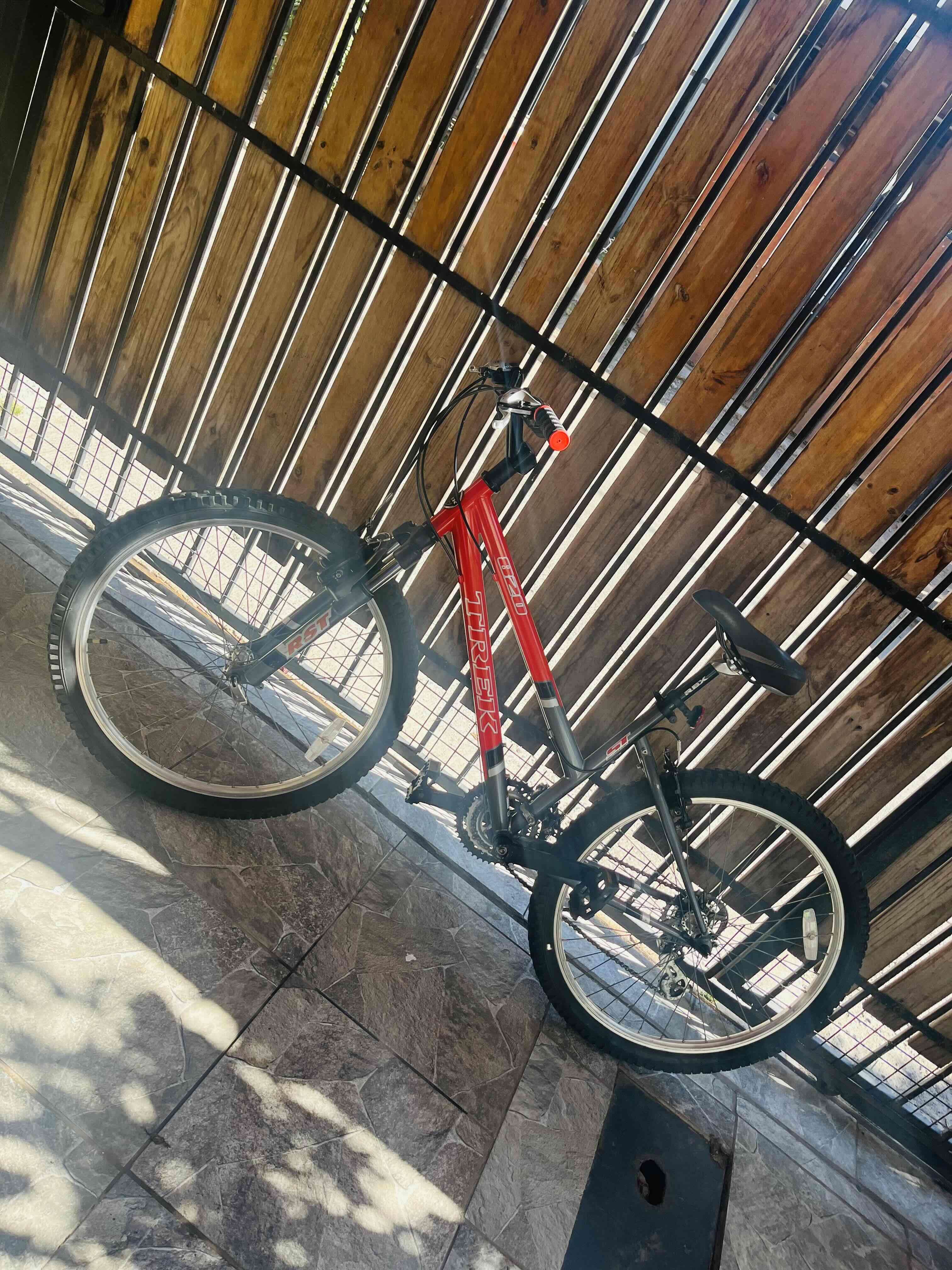 Bicicleta Trek MTB roja - miniatura 3