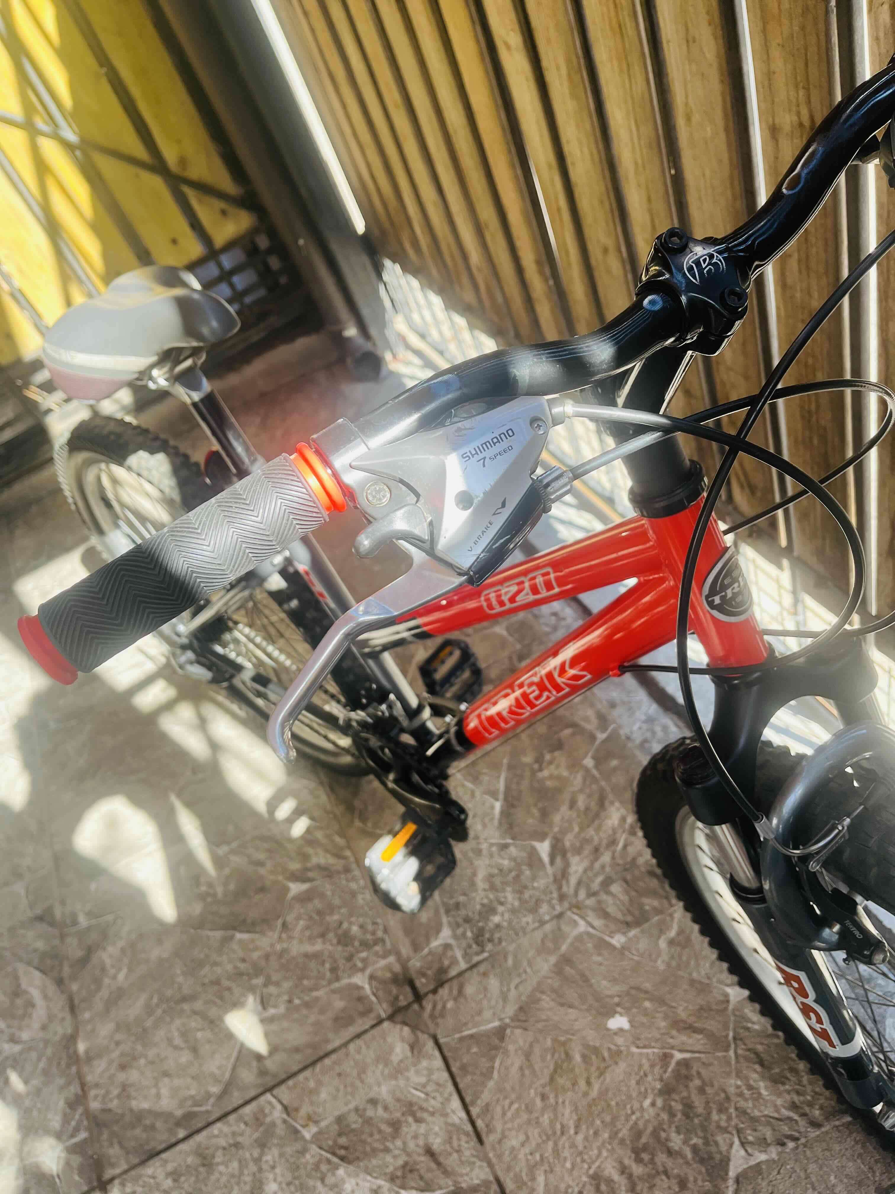 Bicicleta Trek MTB roja - miniatura 5