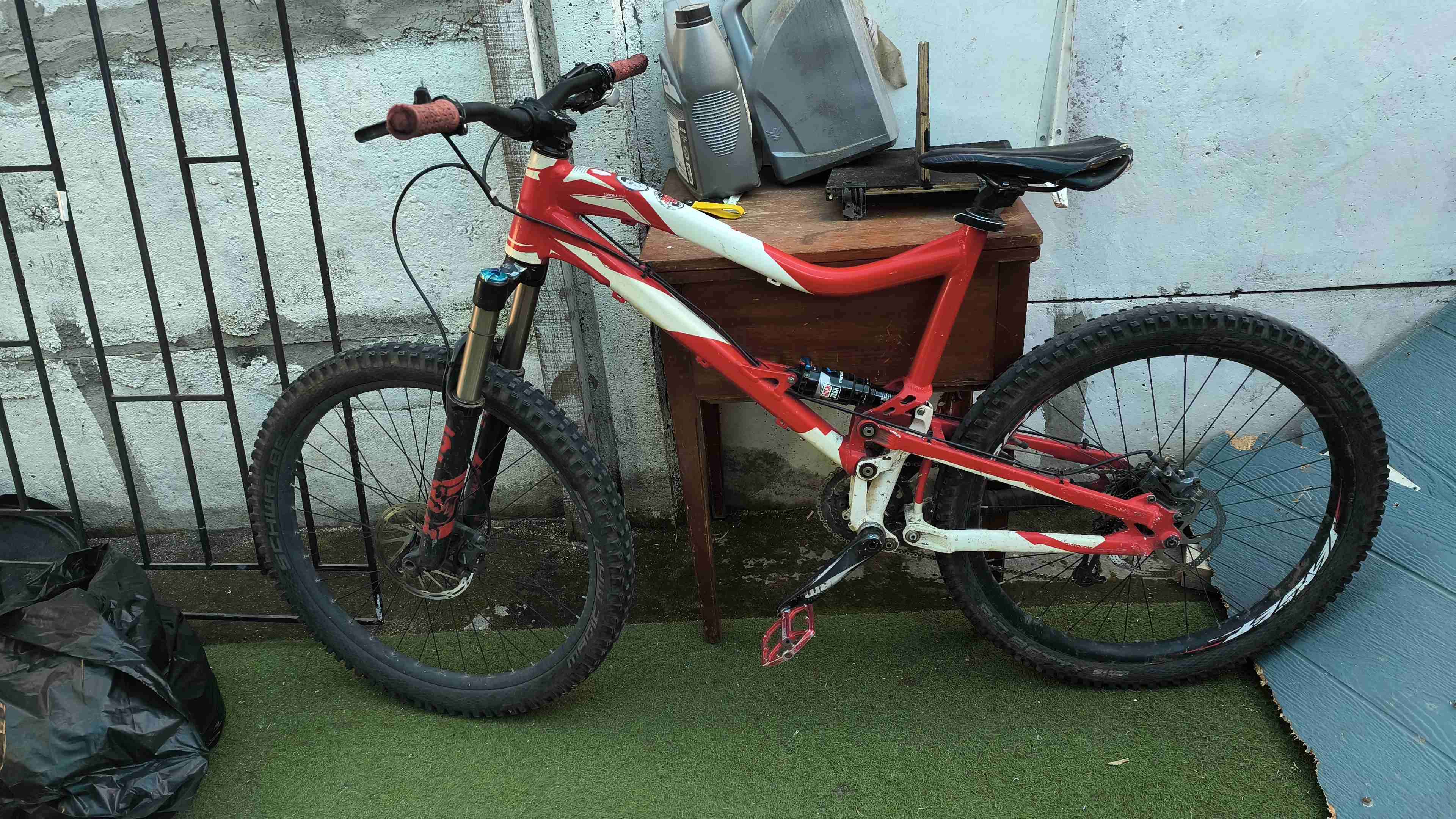 Bicicleta montaña roja y blanca