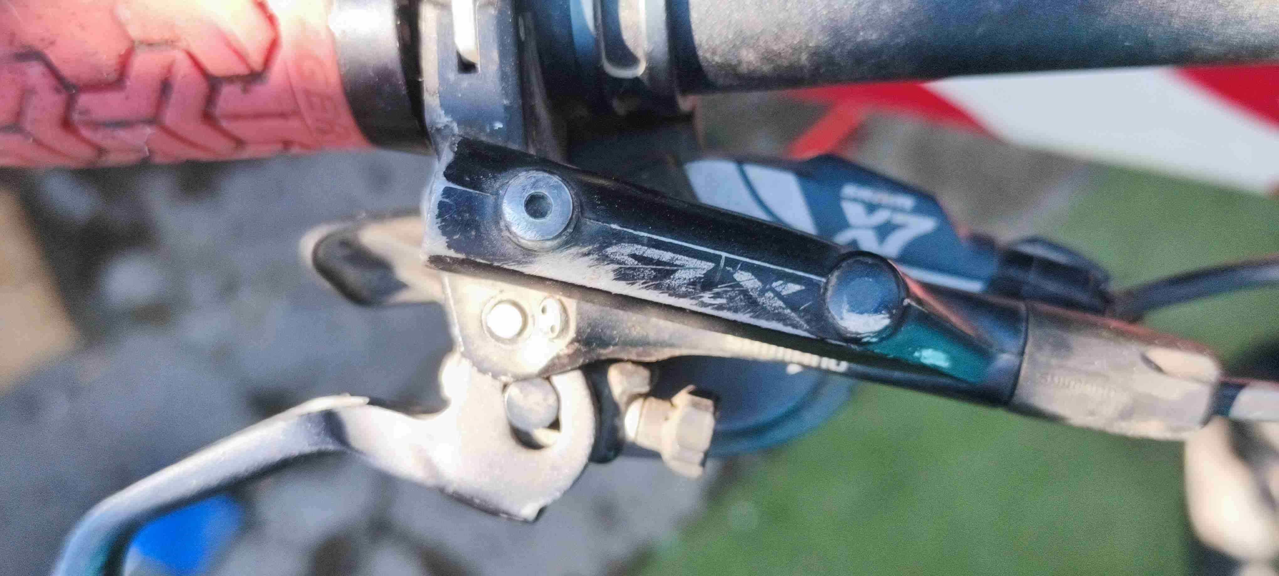 Bicicleta montaña roja y blanca - miniatura 3