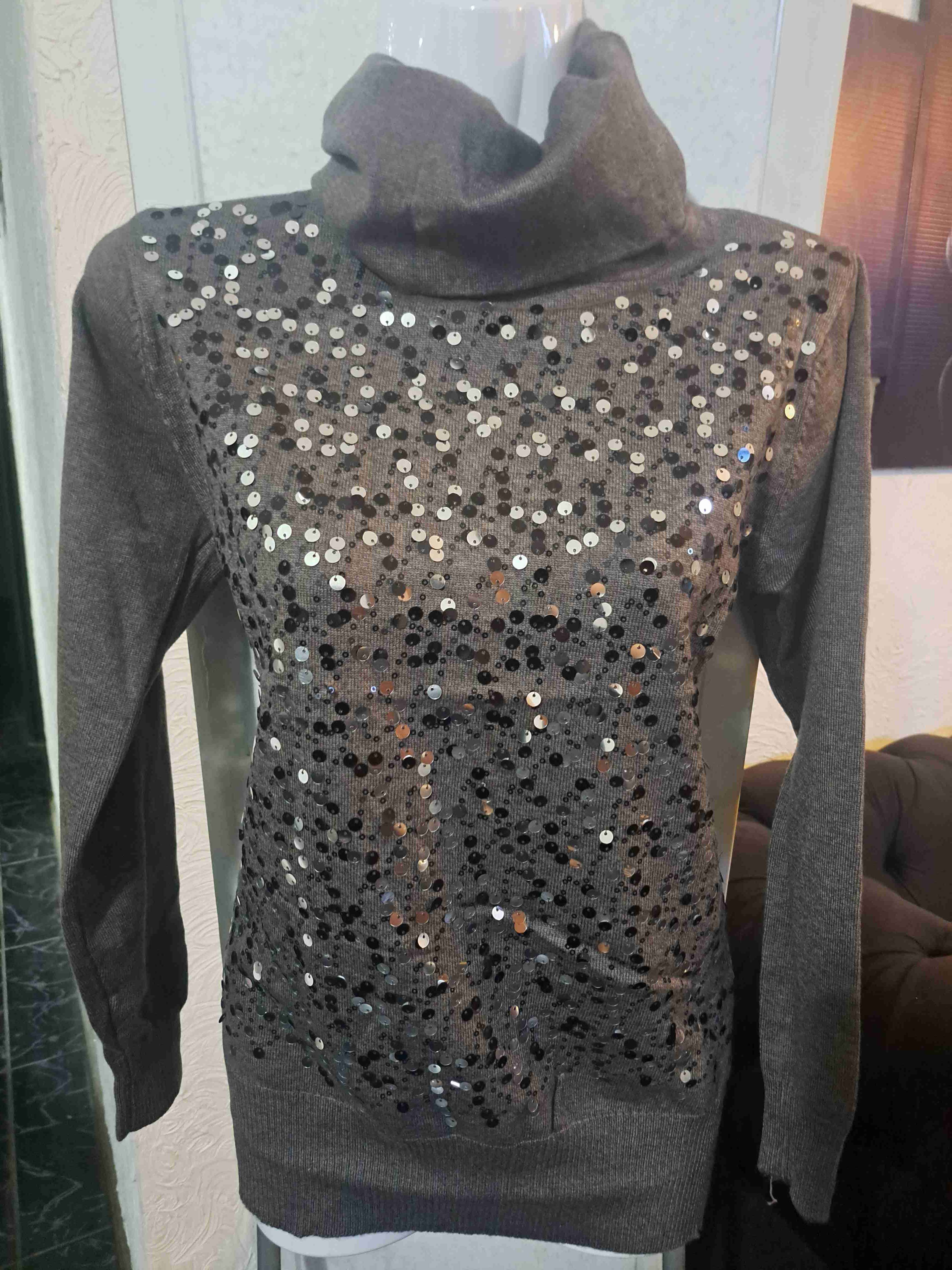 Suéter gris con lentejuelas