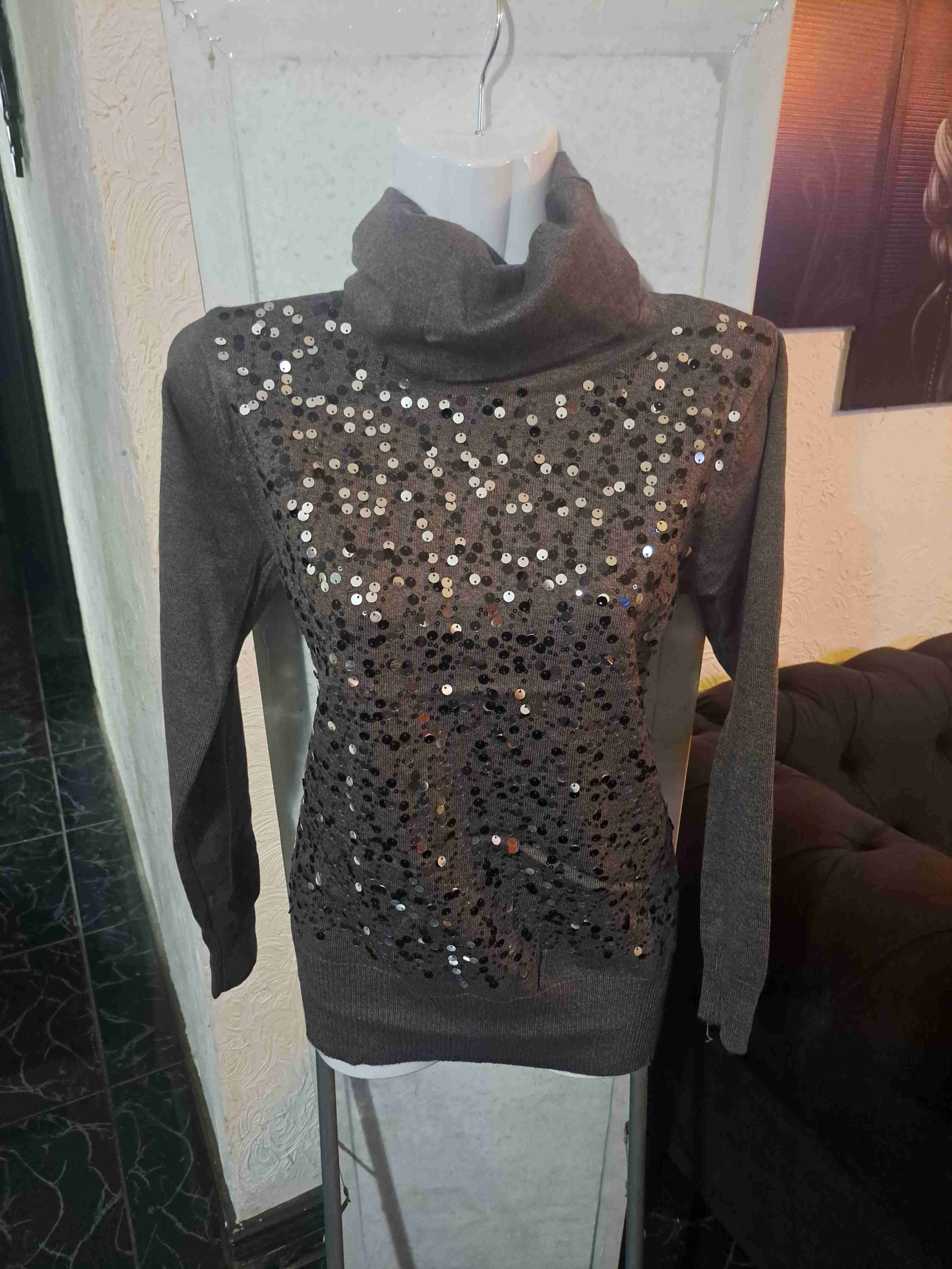 Suéter gris con lentejuelas - miniatura 2