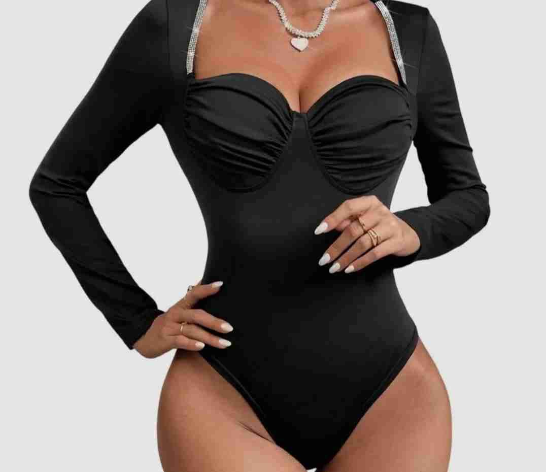 Body negro con tirantes brillantes