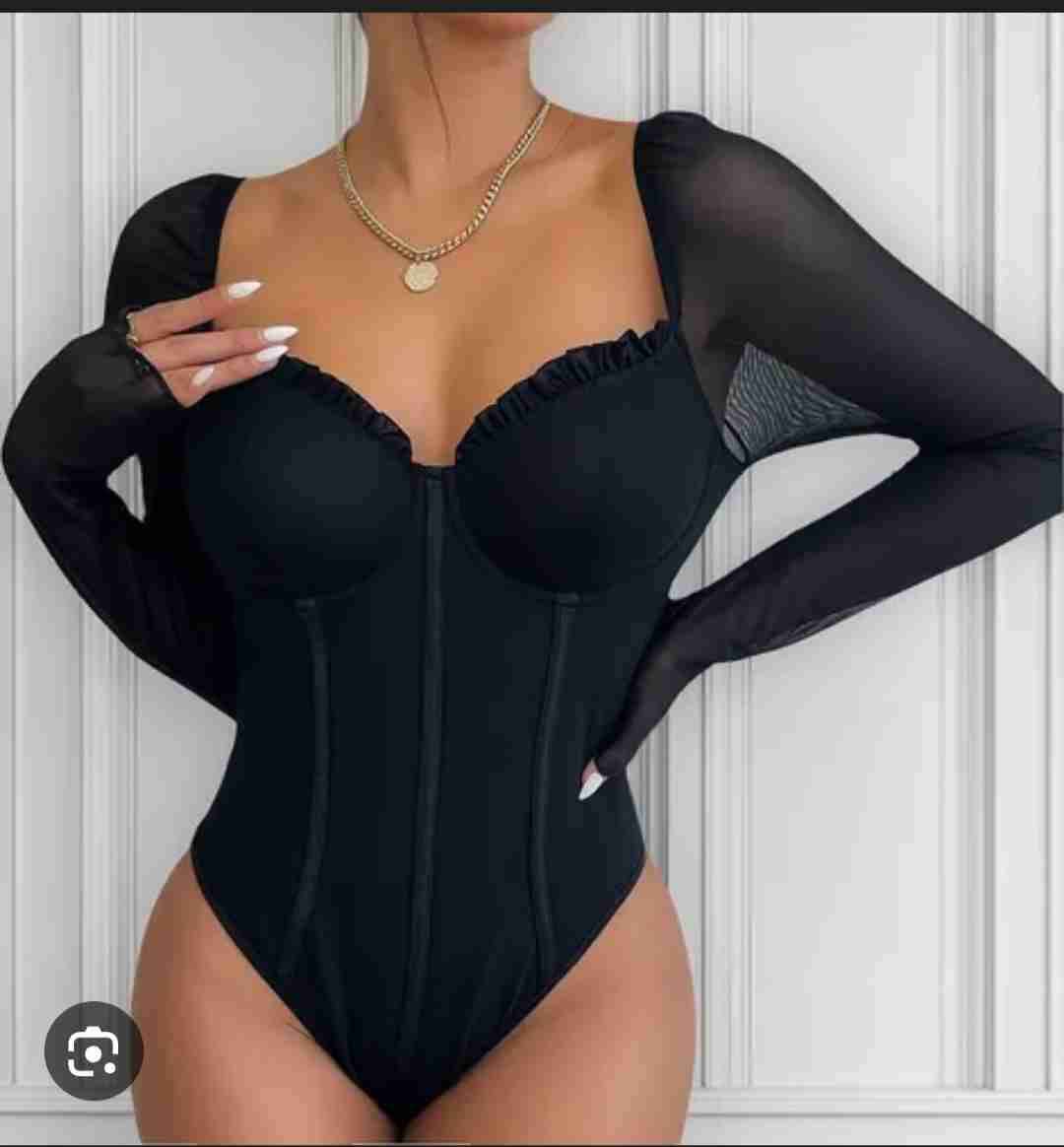 Body negro con mangas transparentes