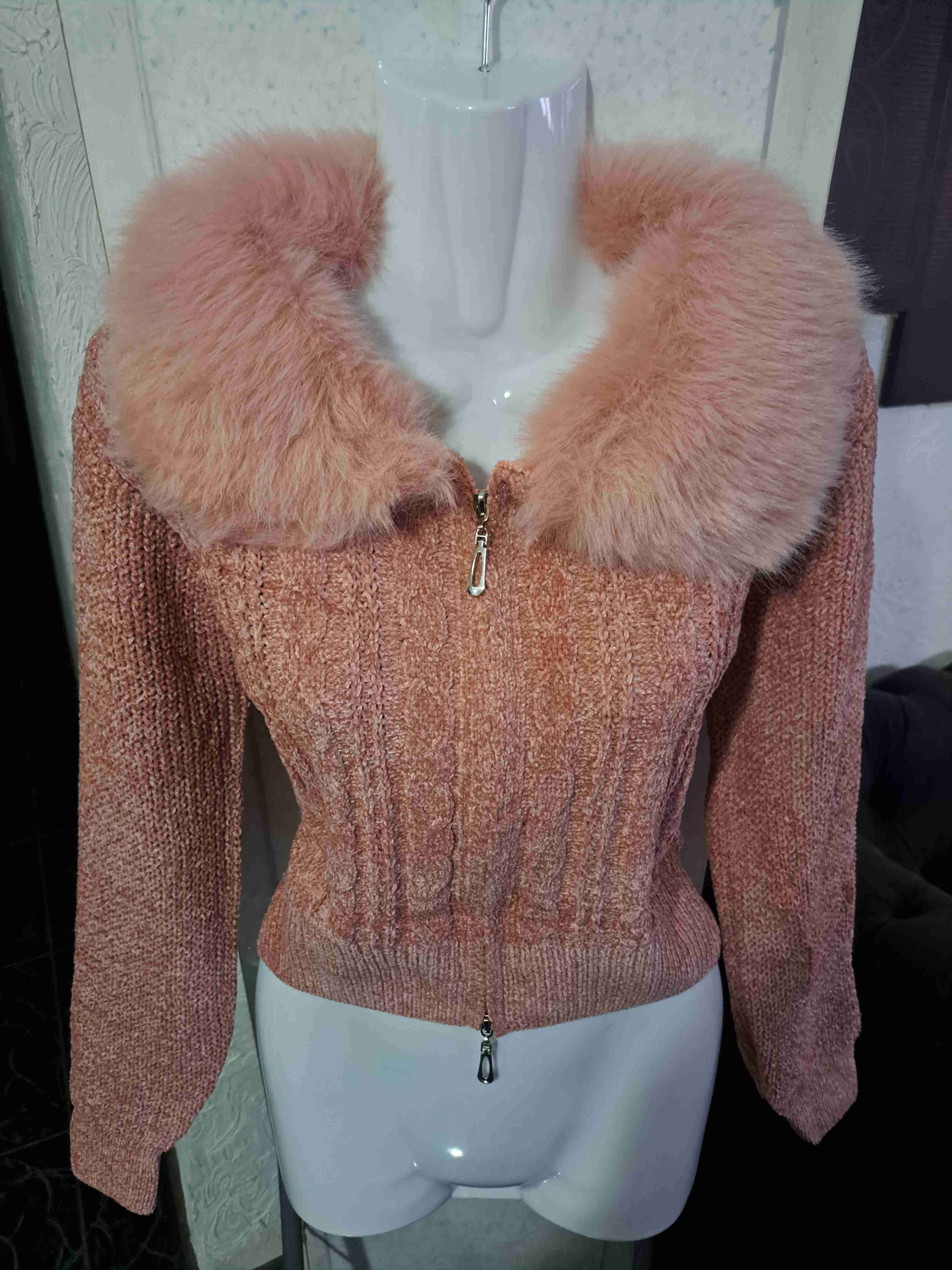 Suéter rosado con cuello de peluche