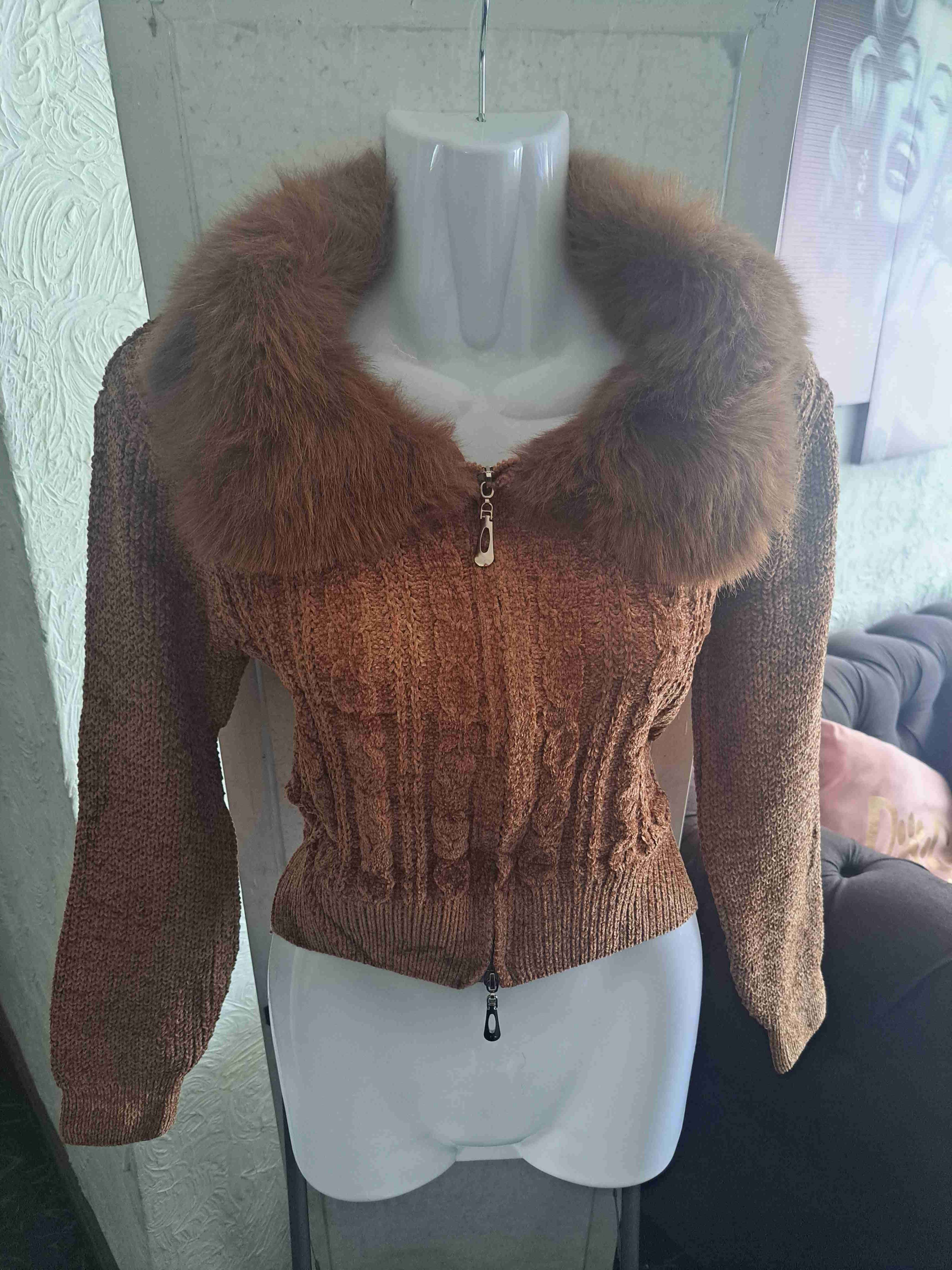 Chaqueta café con cuello de peluche