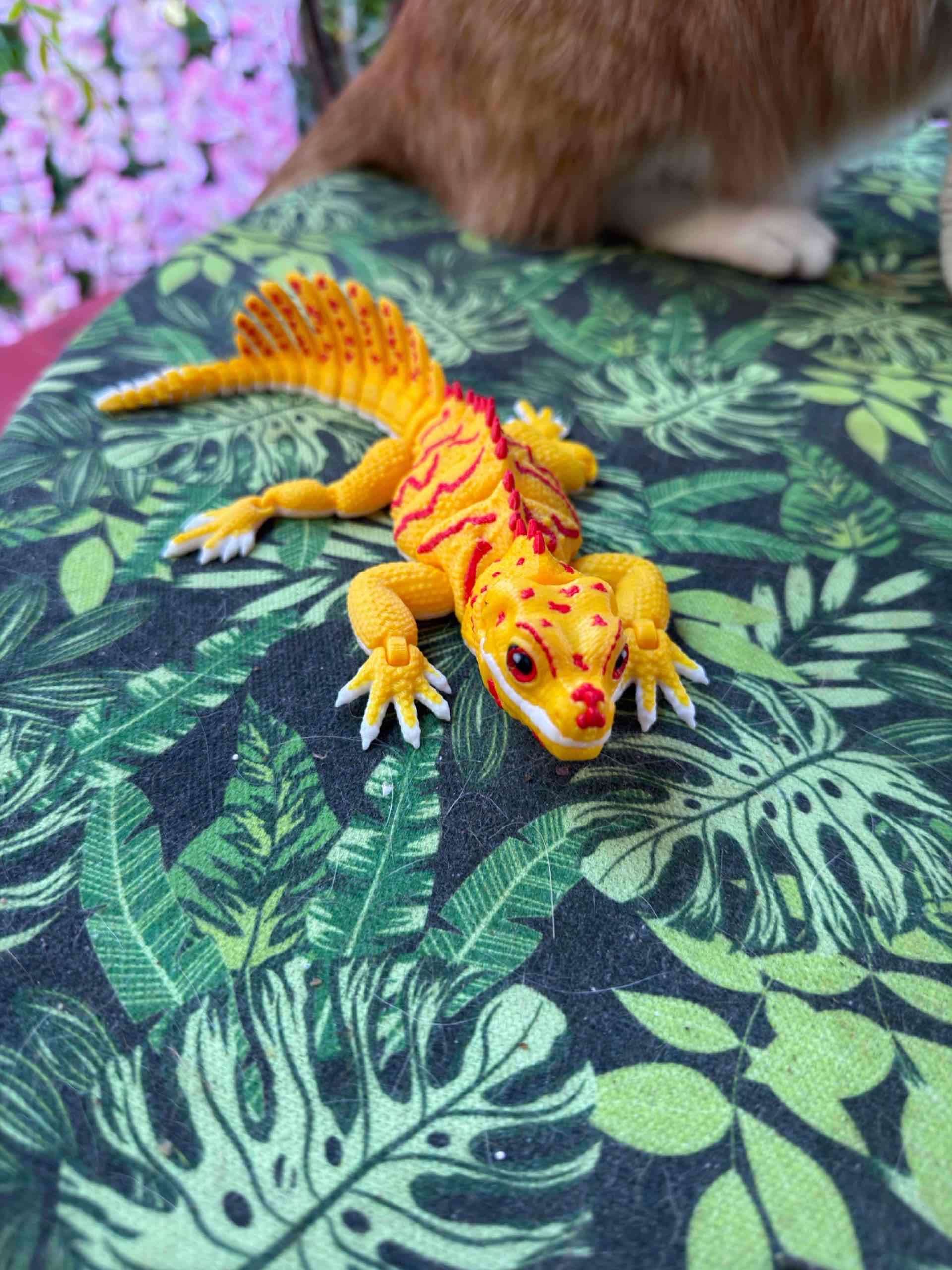 Juguete de lagarto amarillo - miniatura 2