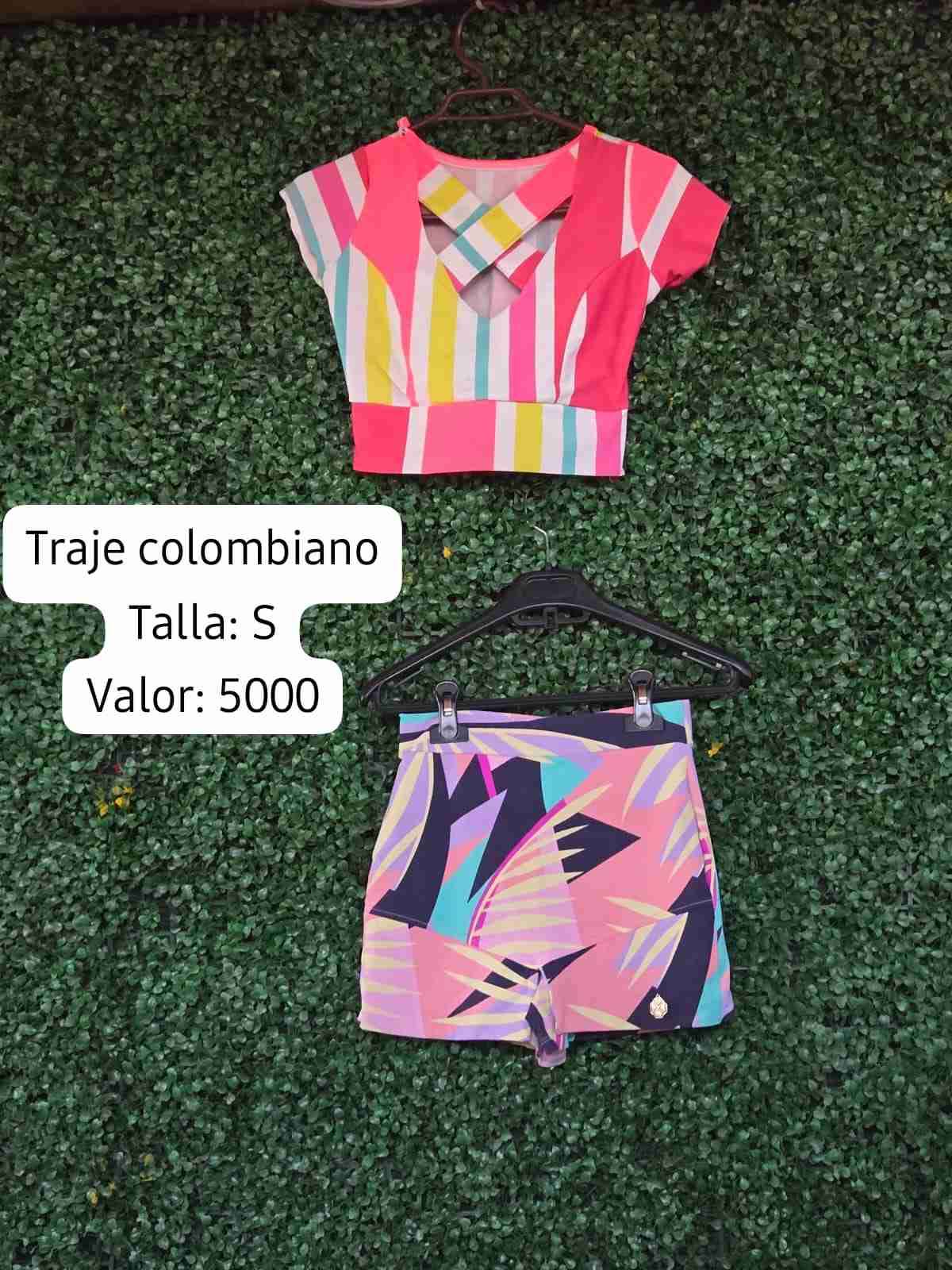 Conjunto de traje colombiano colorido
