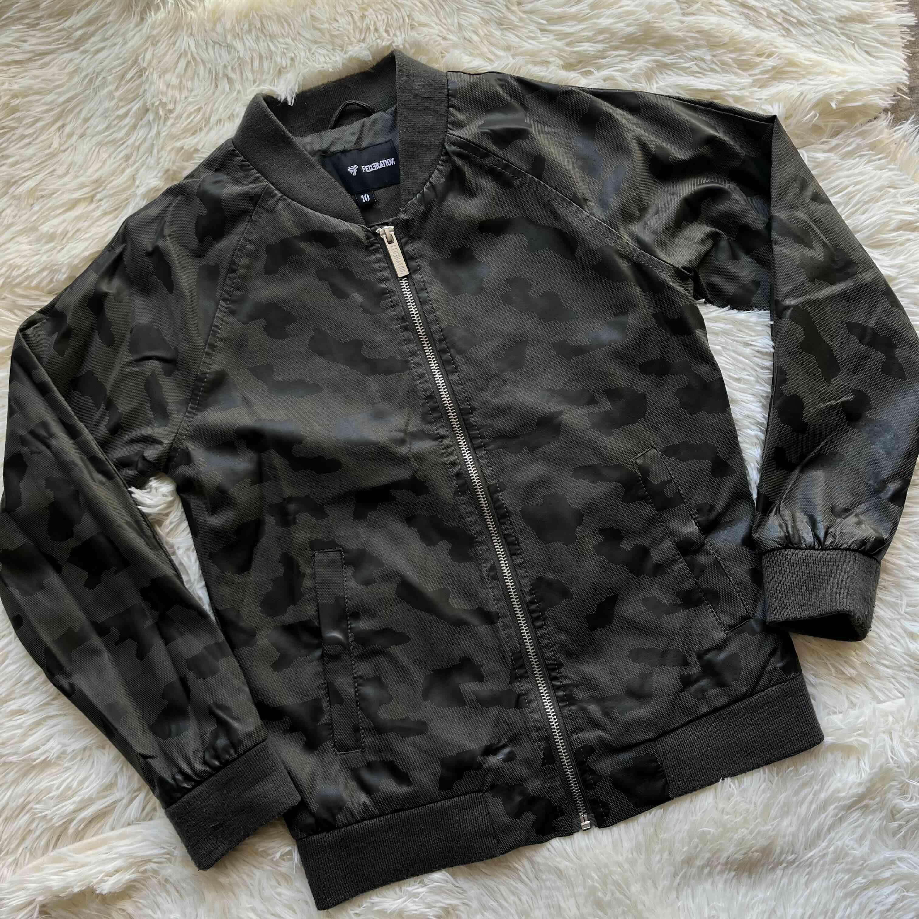 Casaca Niño estampada camuflaje