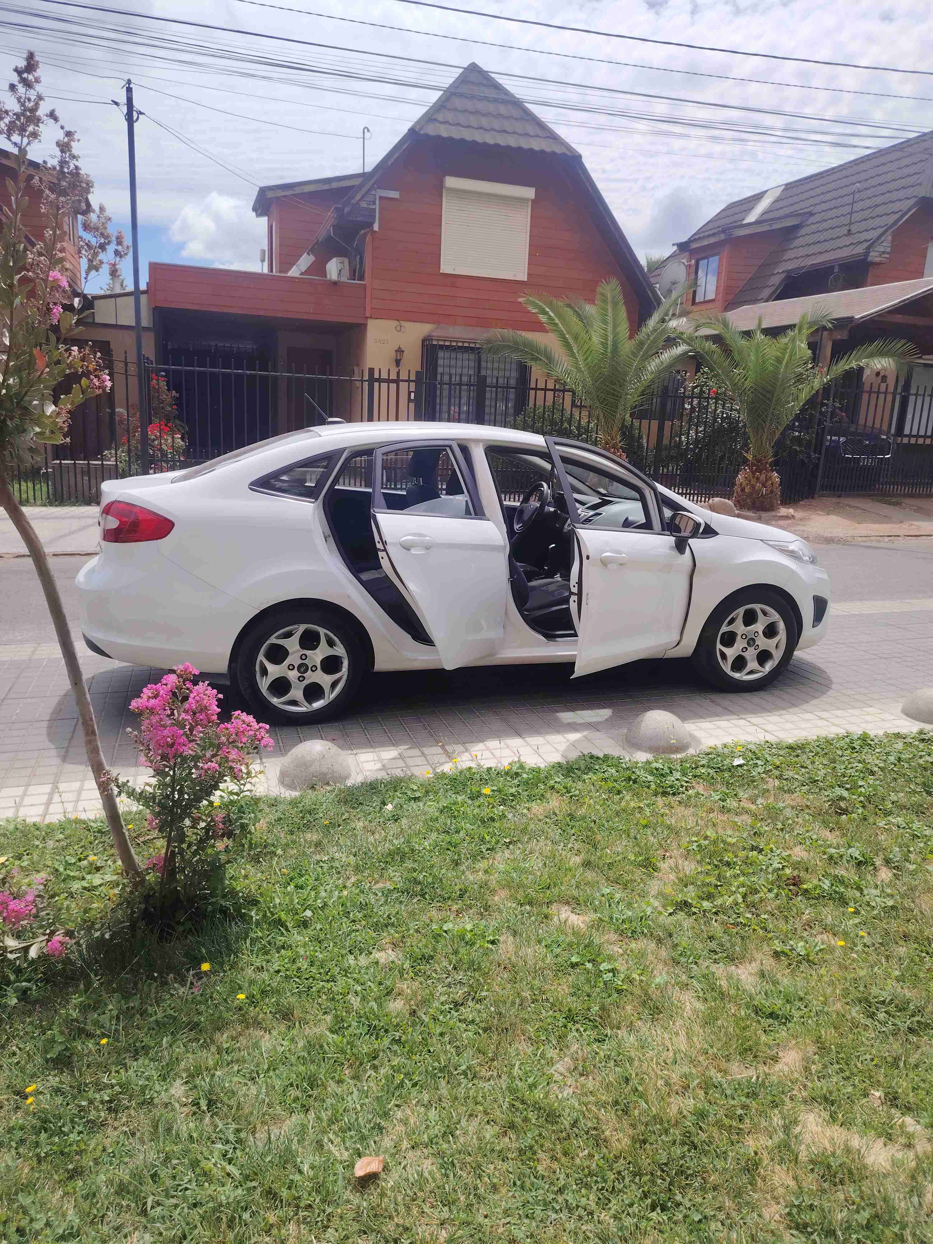 Auto Ford blanco en buen estado - miniatura 2