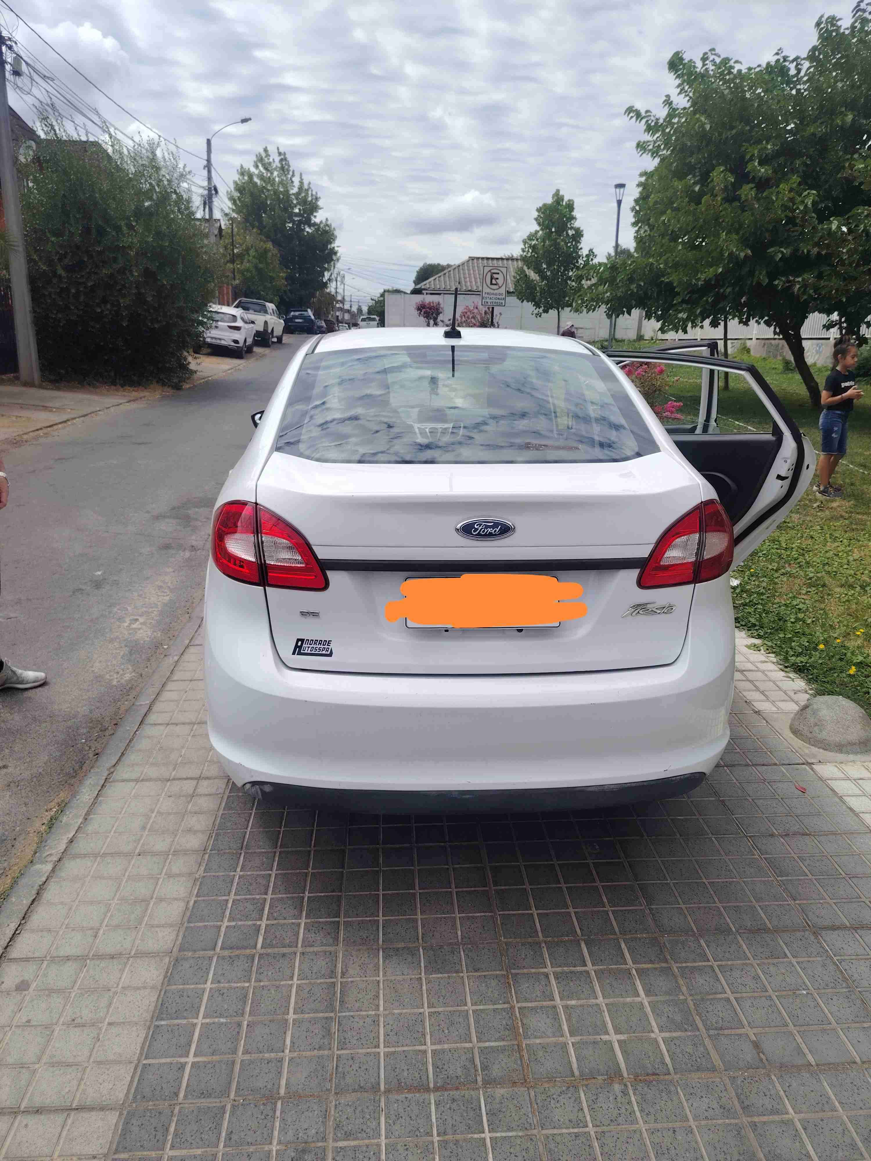 Auto Ford blanco en buen estado - miniatura 3